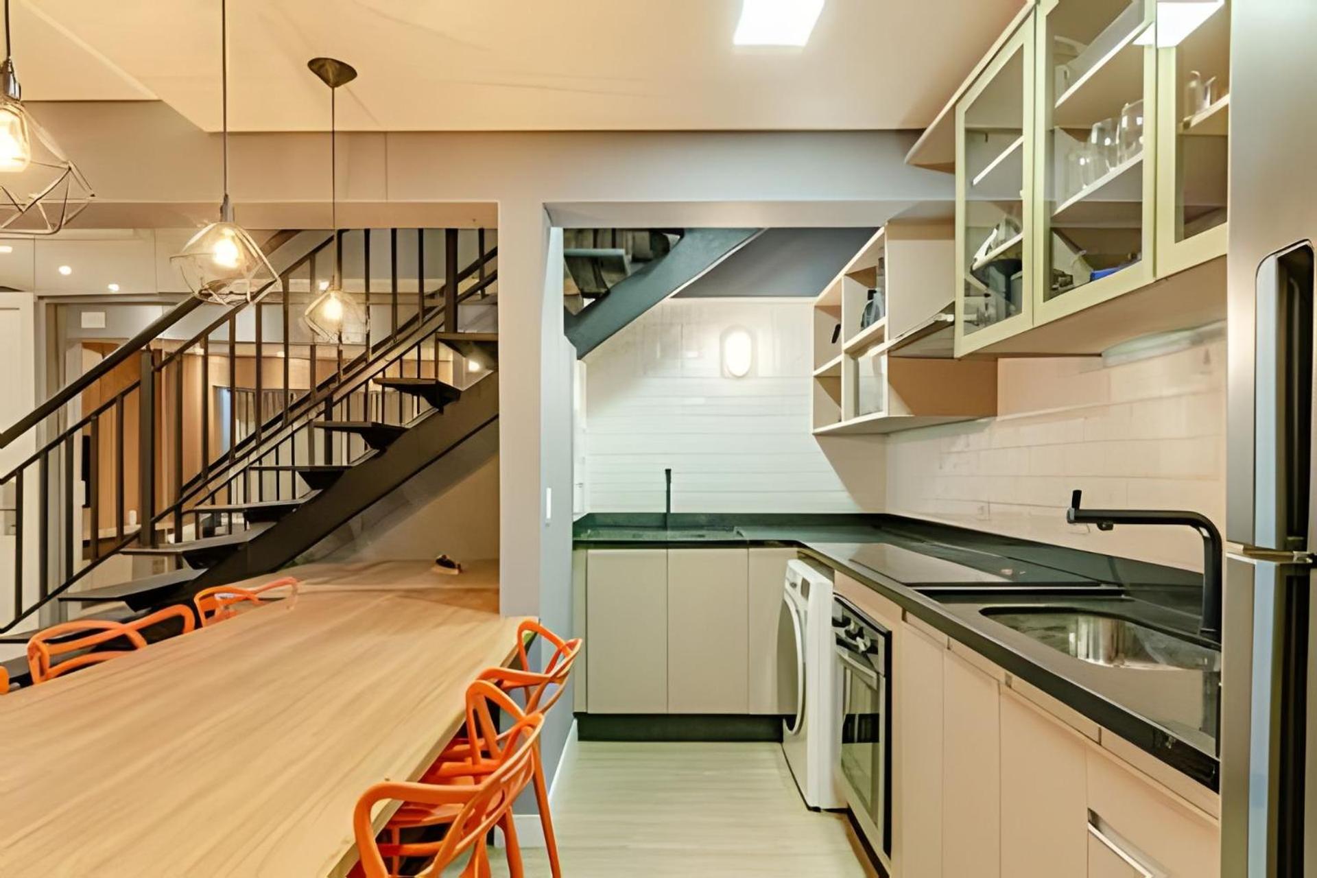 Duplex Incrível, 2 Quartos, varanda, 2 vagas Batel by UROOMS