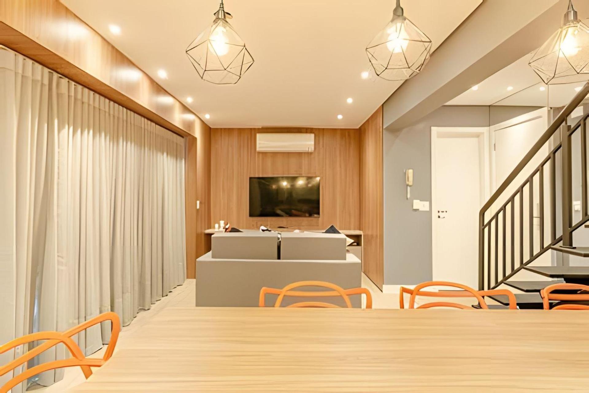 Duplex Incrível, 2 Quartos, varanda, 2 vagas Batel by UROOMS