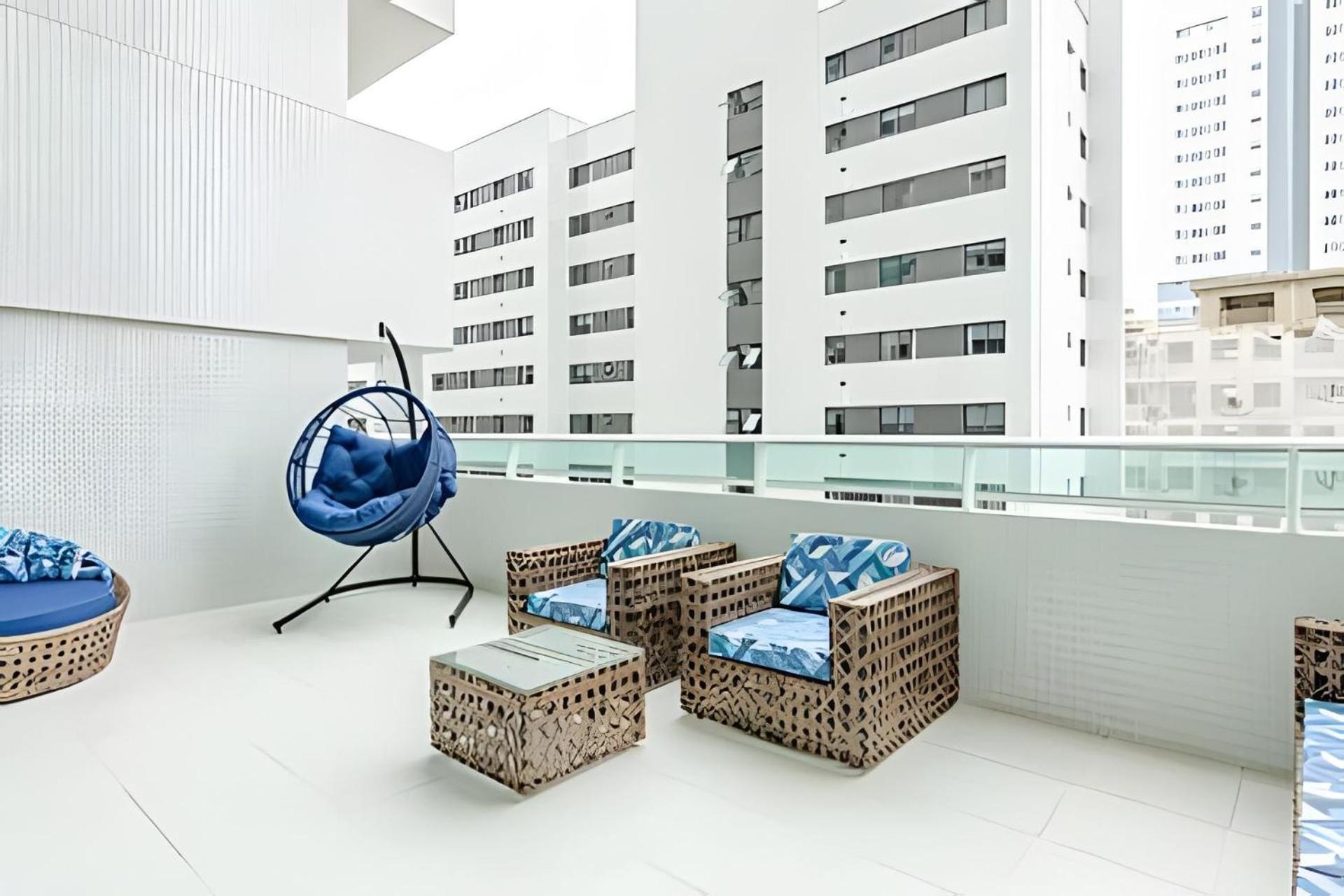Duplex Incrível, 2 Quartos, varanda, 2 vagas Batel by UROOMS