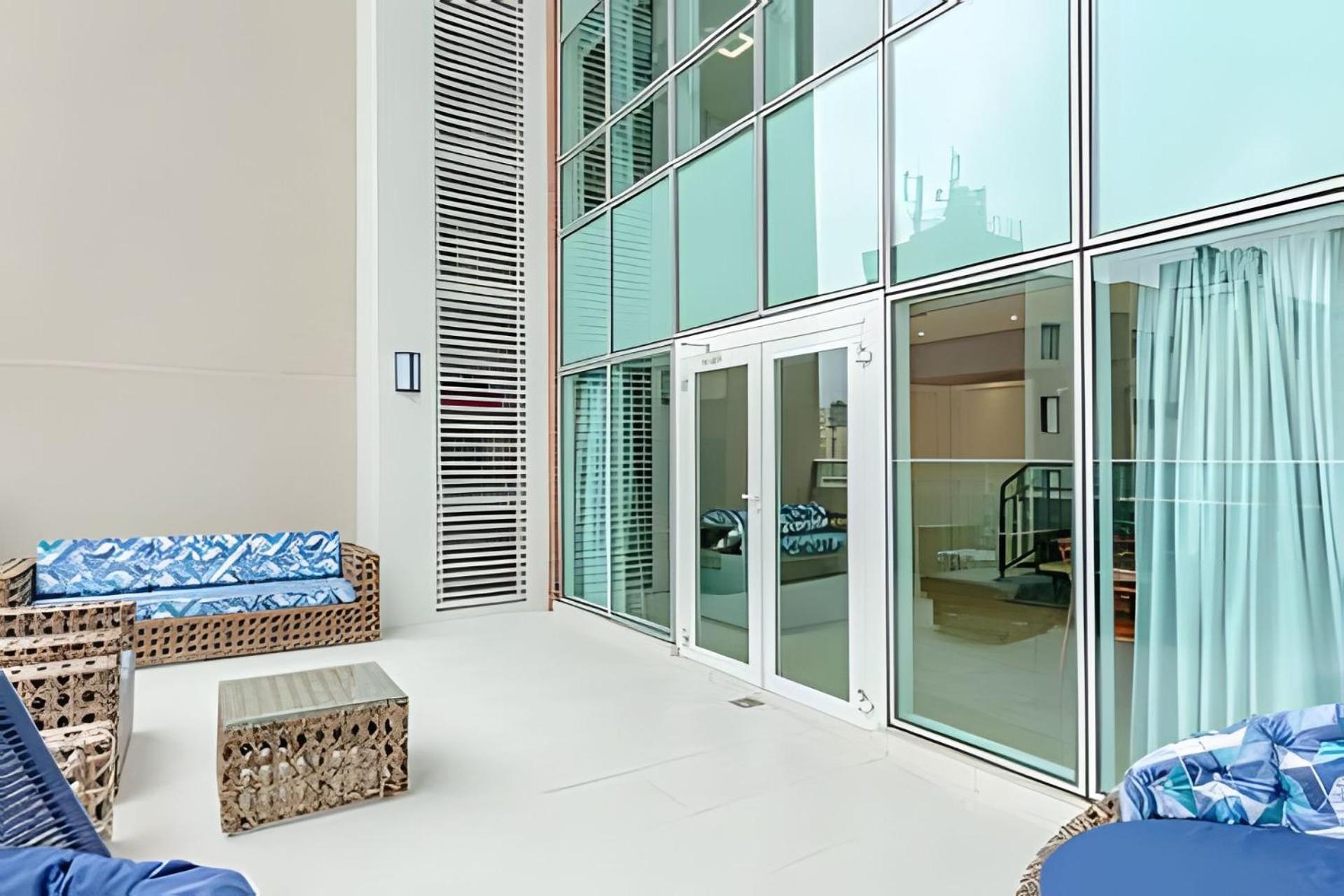 Duplex Incrível, 2 Quartos, varanda, 2 vagas Batel by UROOMS