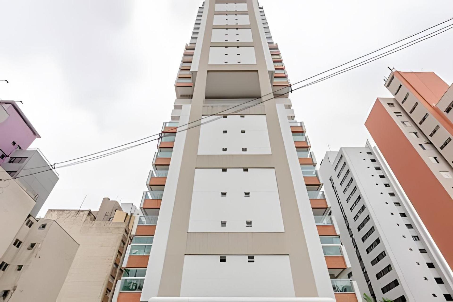 Duplex Incrível, 2 Quartos, varanda, 2 vagas Batel by UROOMS