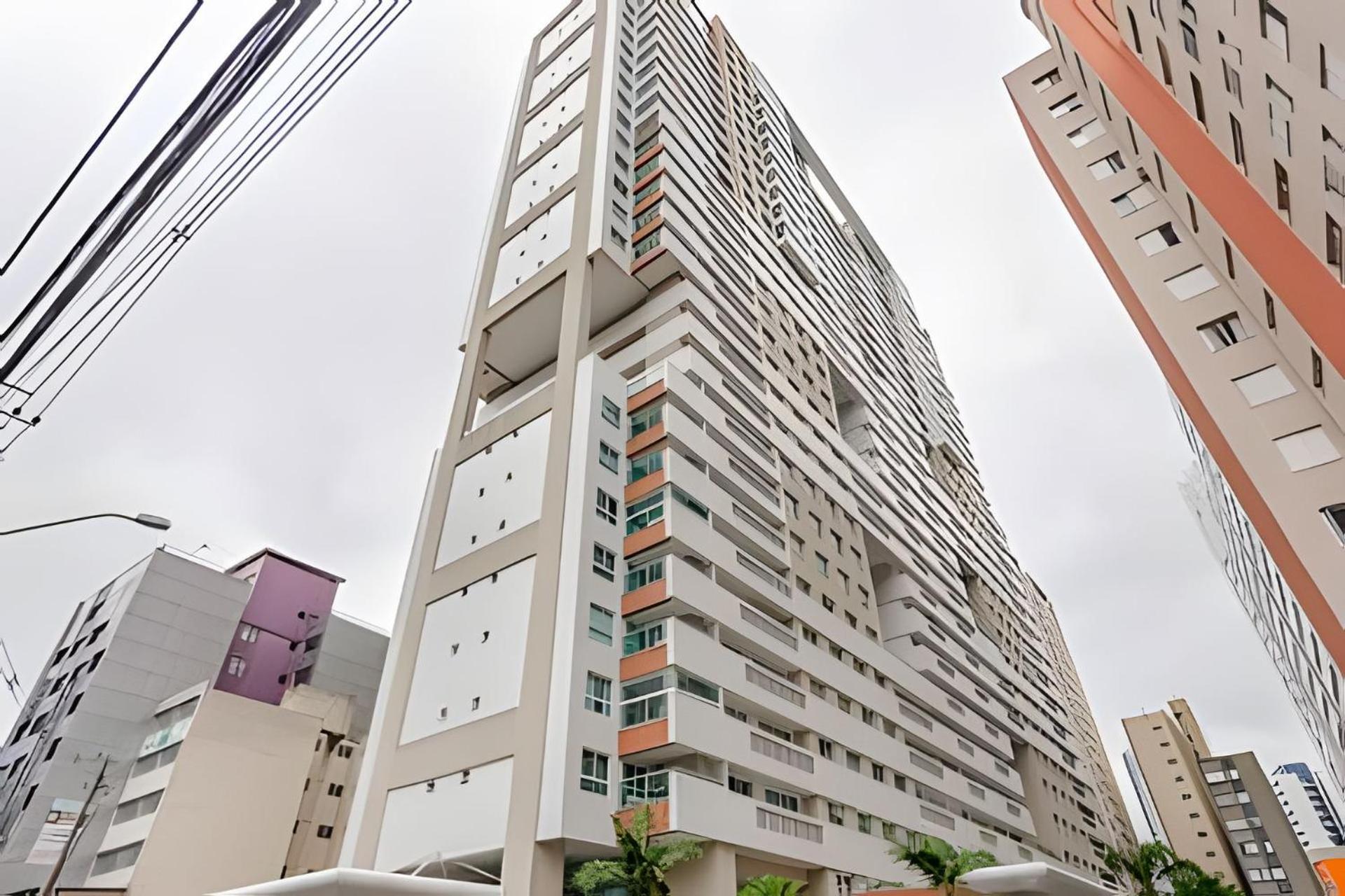 Duplex Incrível, 2 Quartos, varanda, 2 vagas Batel by UROOMS