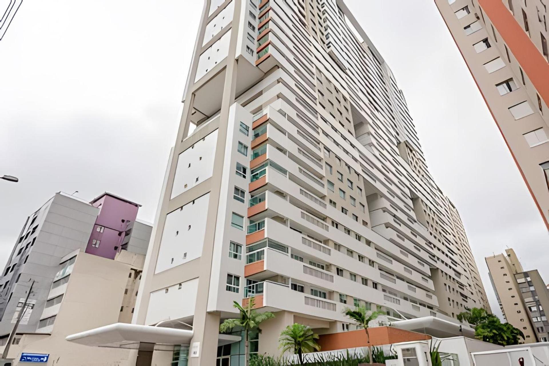 Duplex Incrível, 2 Quartos, varanda, 2 vagas Batel by UROOMS