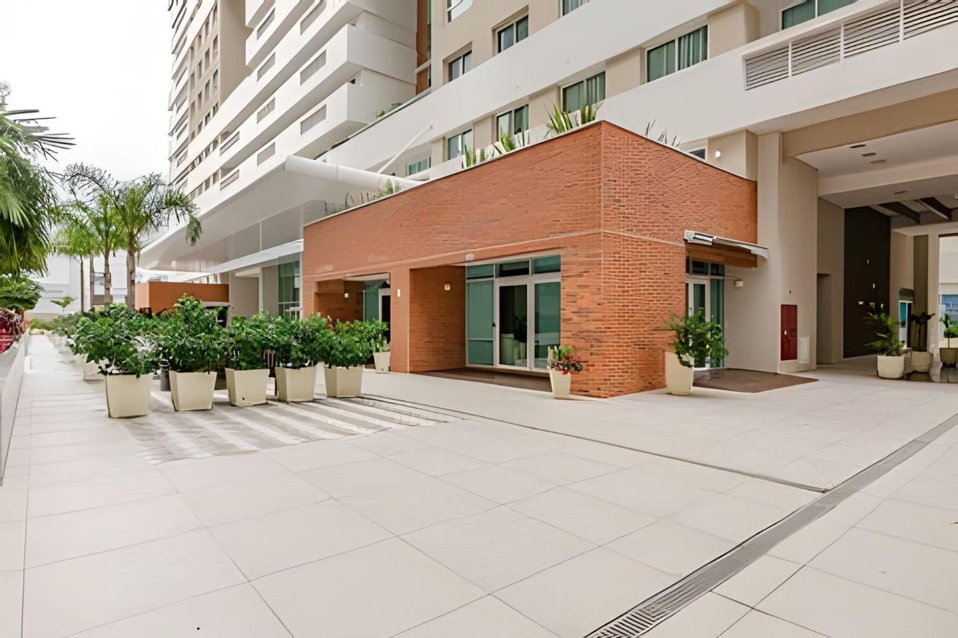 Duplex Incrível, 2 Quartos, varanda, 2 vagas Batel by UROOMS