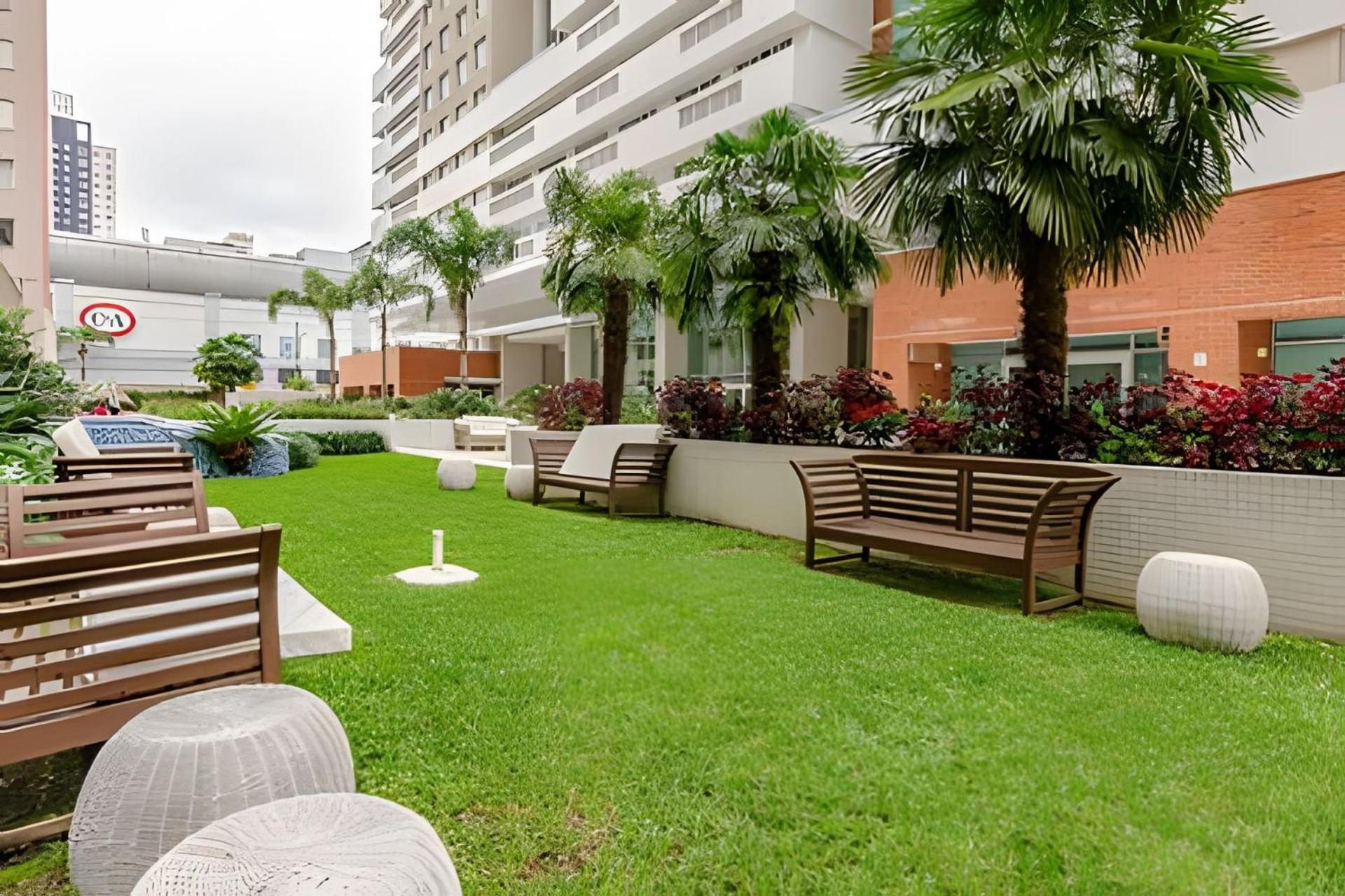 Duplex Incrível, 2 Quartos, varanda, 2 vagas Batel by UROOMS