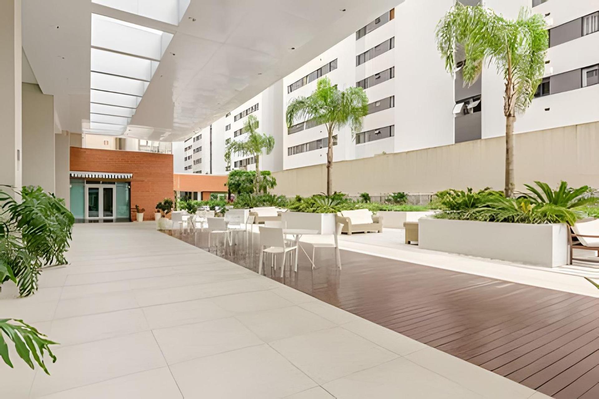 Duplex Incrível, 2 Quartos, varanda, 2 vagas Batel by UROOMS