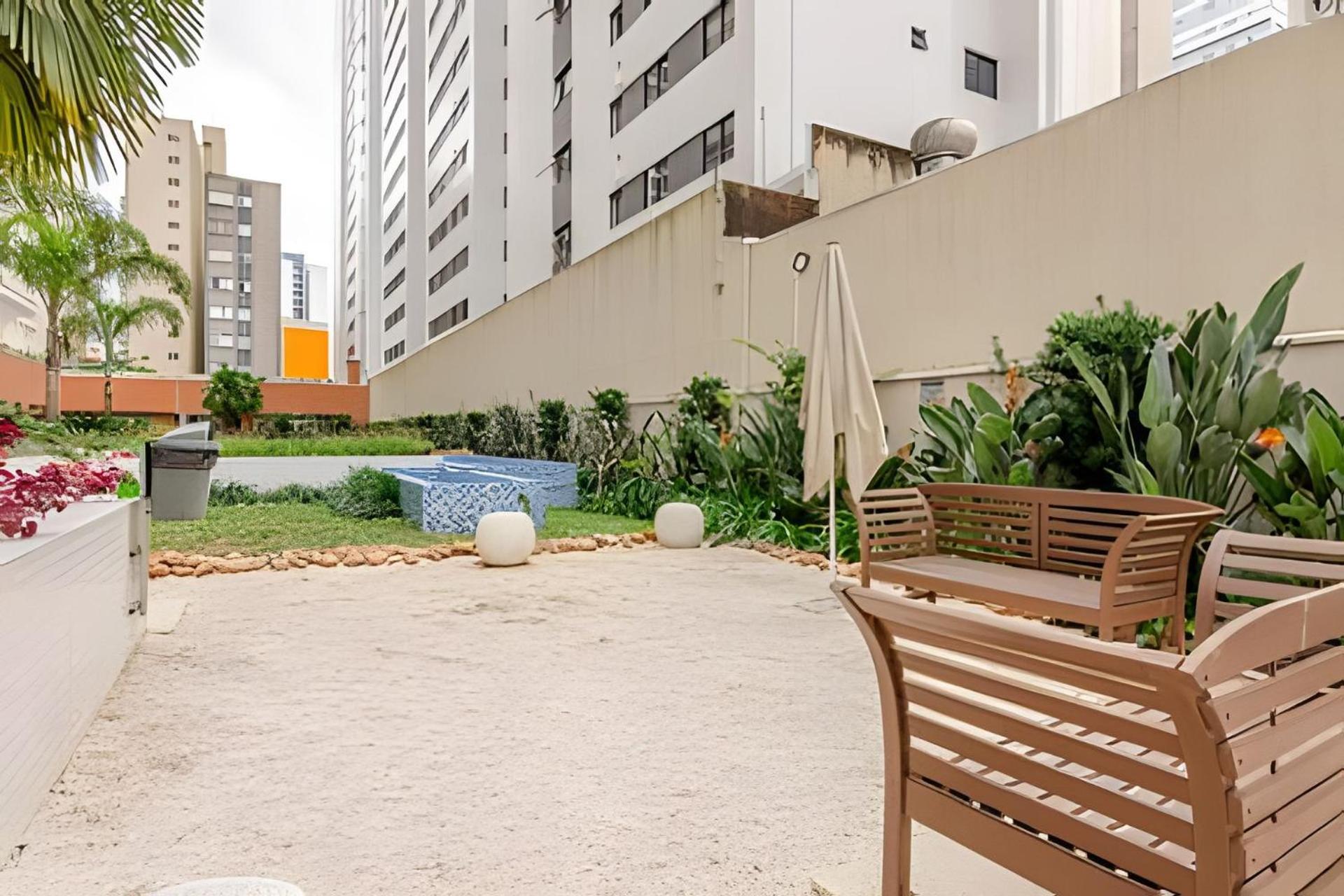 Duplex Incrível, 2 Quartos, varanda, 2 vagas Batel by UROOMS