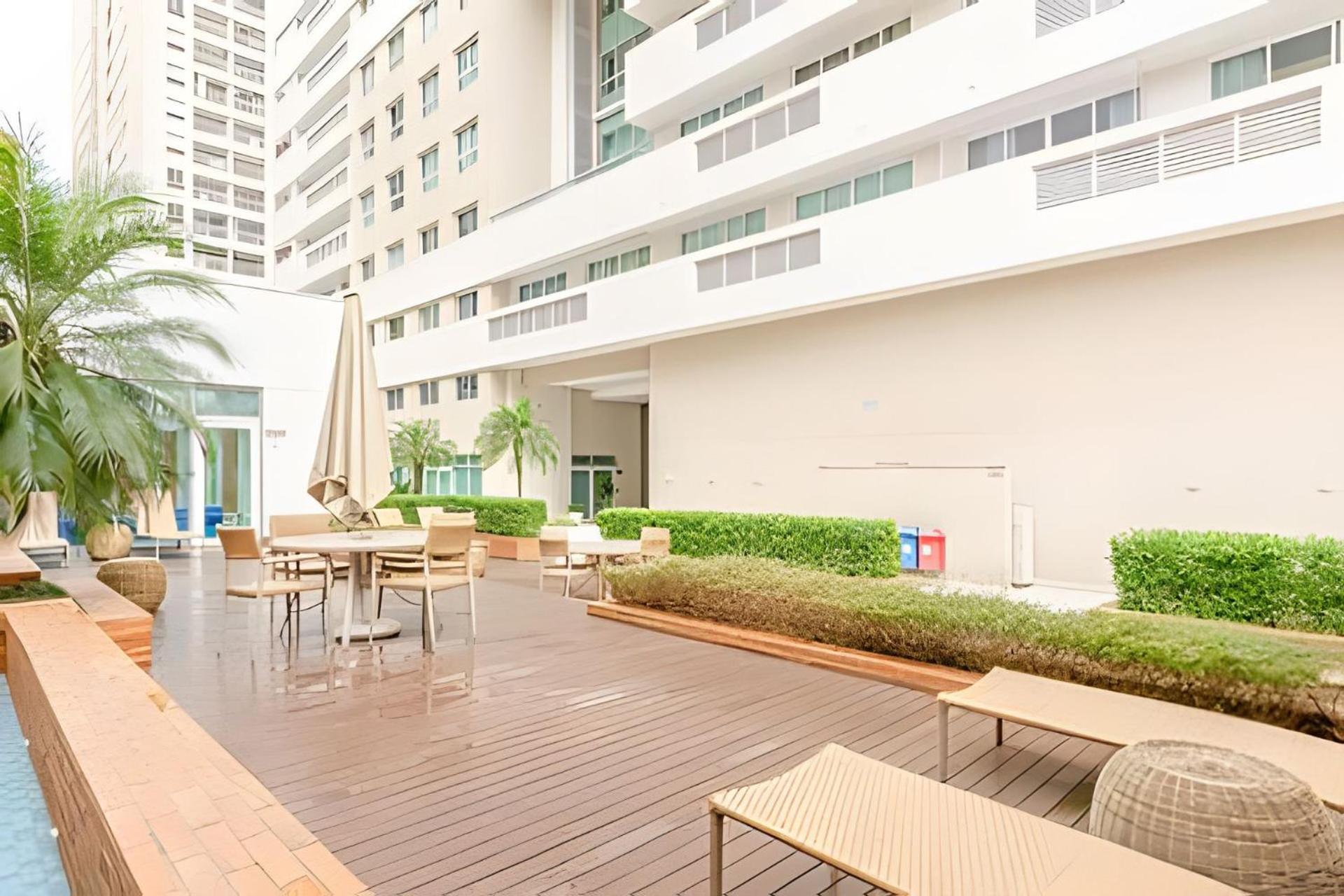 Duplex Incrível, 2 Quartos, varanda, 2 vagas Batel by UROOMS