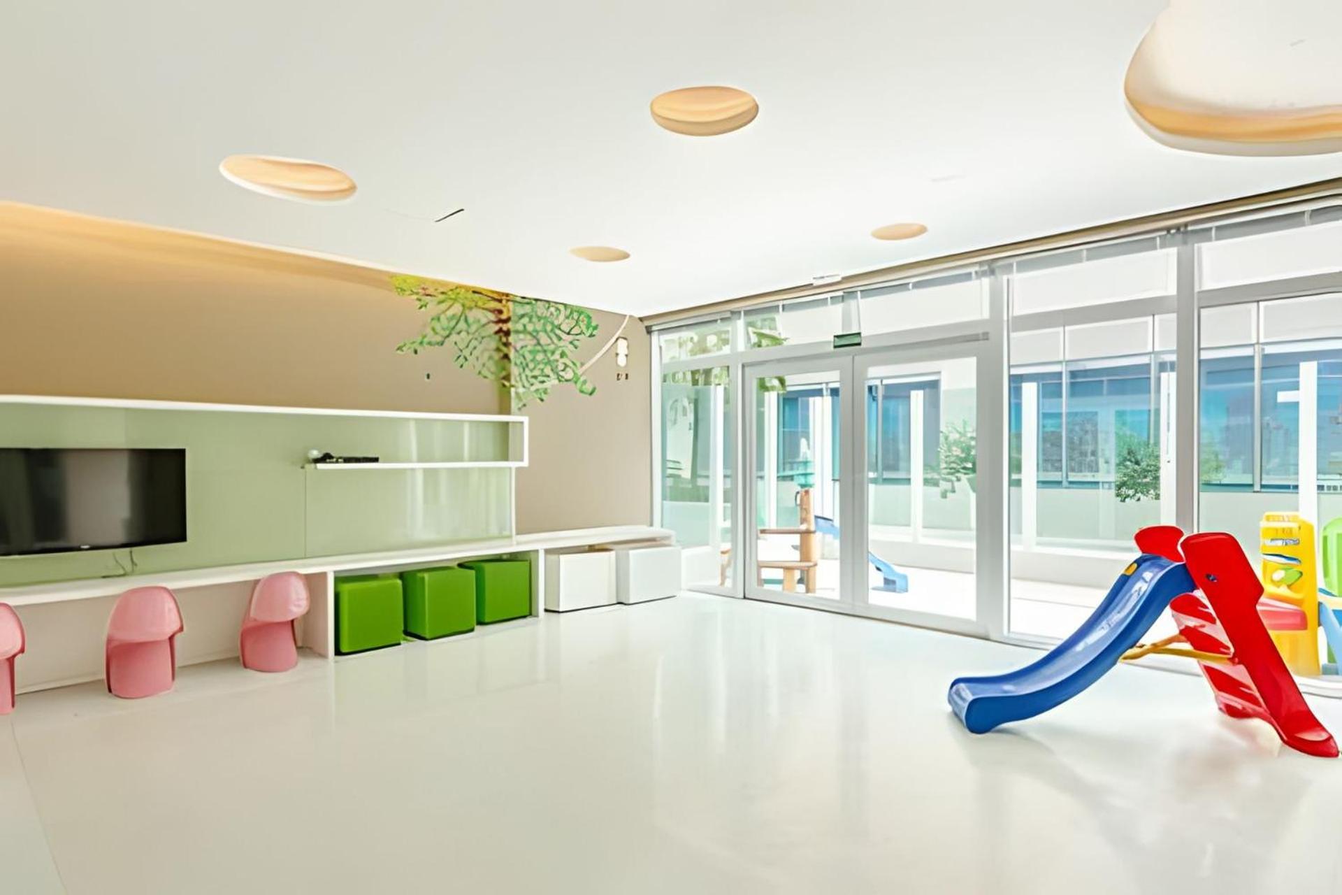 Duplex Incrível, 2 Quartos, varanda, 2 vagas Batel by UROOMS