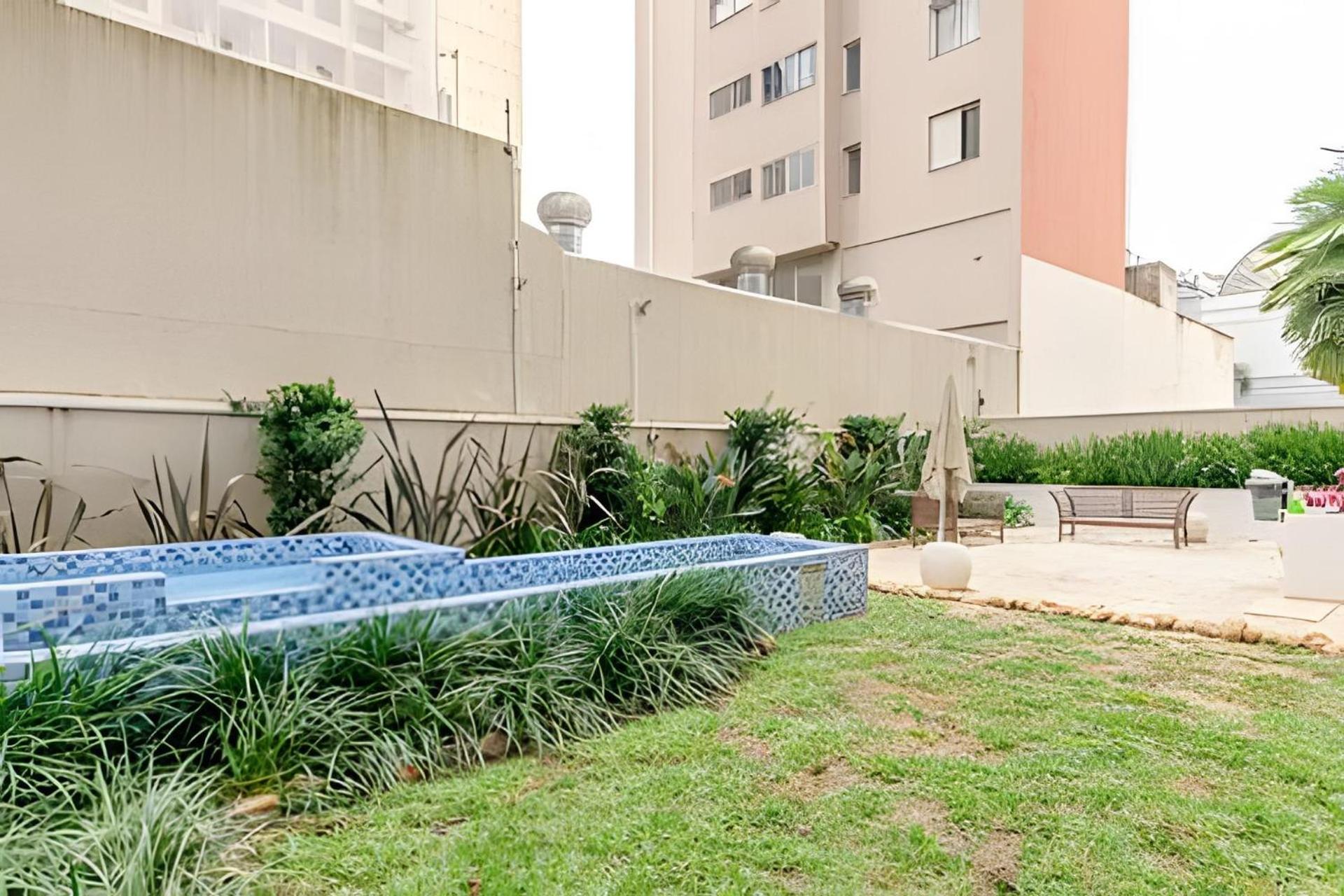 Duplex Incrível, 2 Quartos, varanda, 2 vagas Batel by UROOMS
