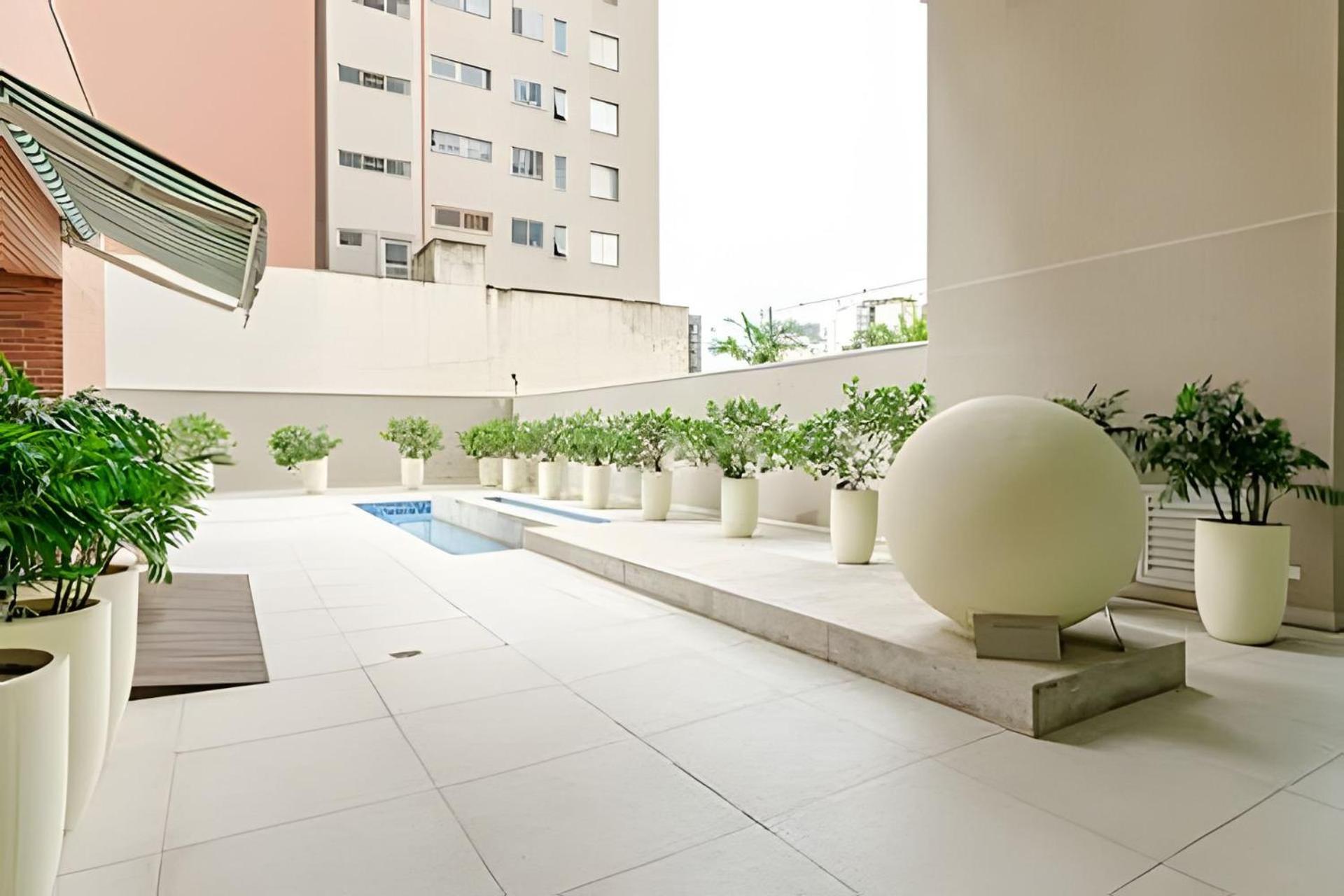 Duplex Incrível, 2 Quartos, varanda, 2 vagas Batel by UROOMS