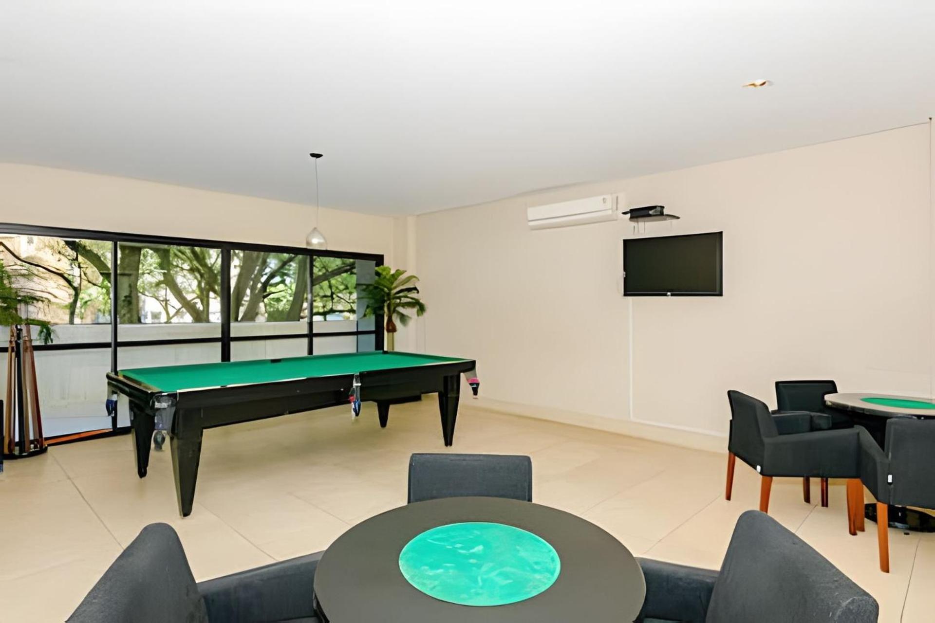 1 quarto, cheio de estilo, condo club Sky com vaga by UROOMS