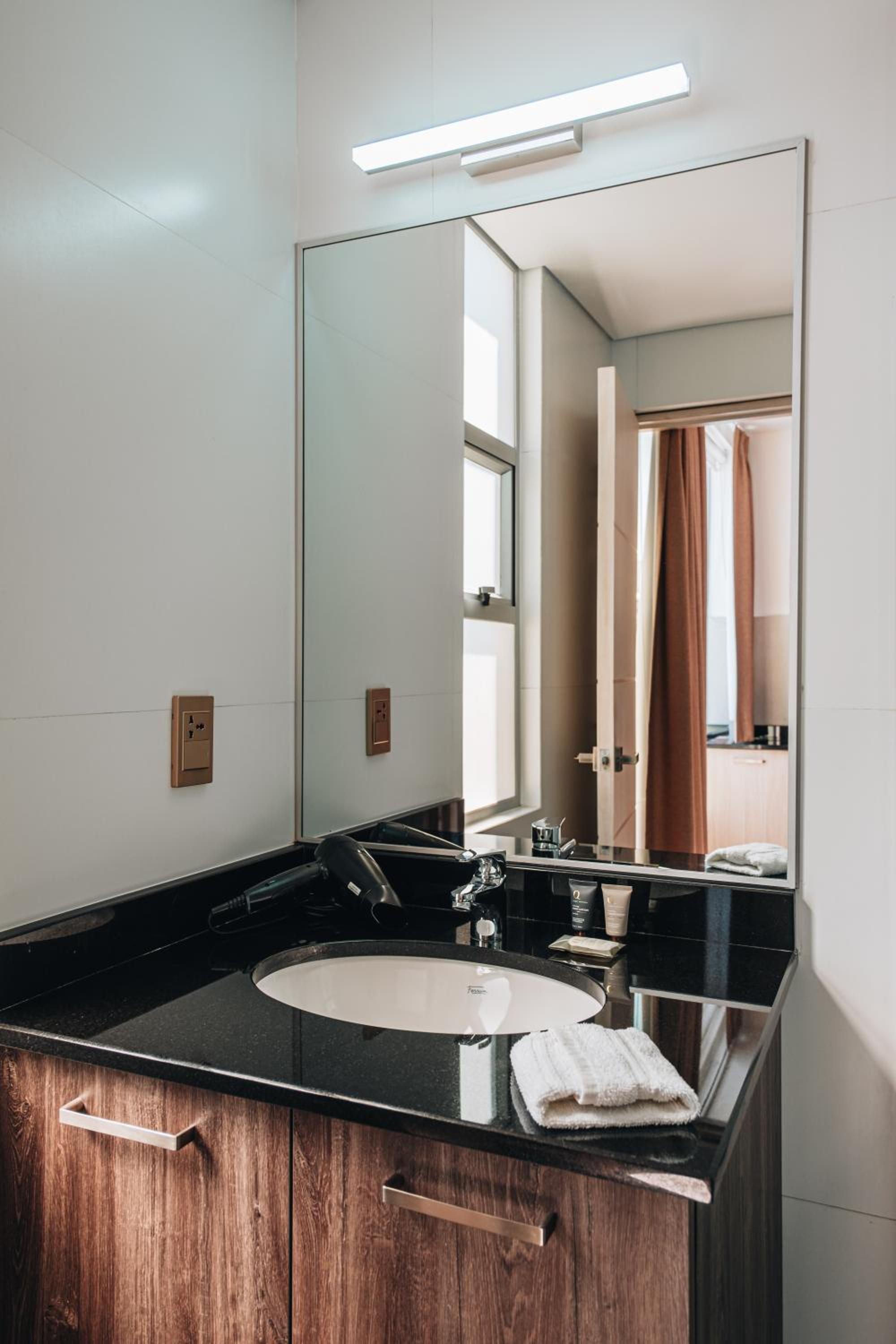 FRATELLI CORP APART HOTEL