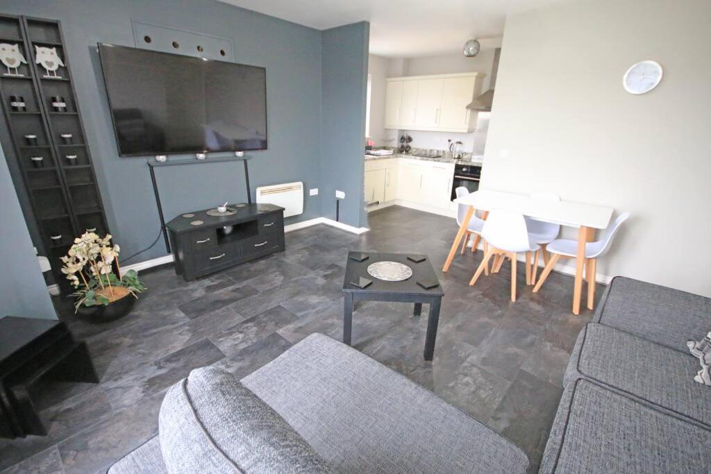 Chapman Spacious 2 Bedroom Apartment view 2