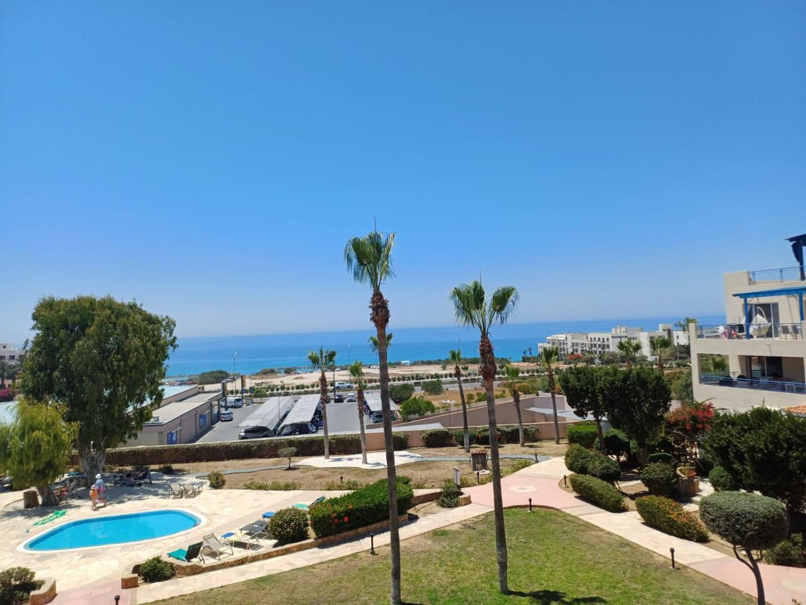 Kings Palace - Elegant 2BR, Sea Facing with Pool Views