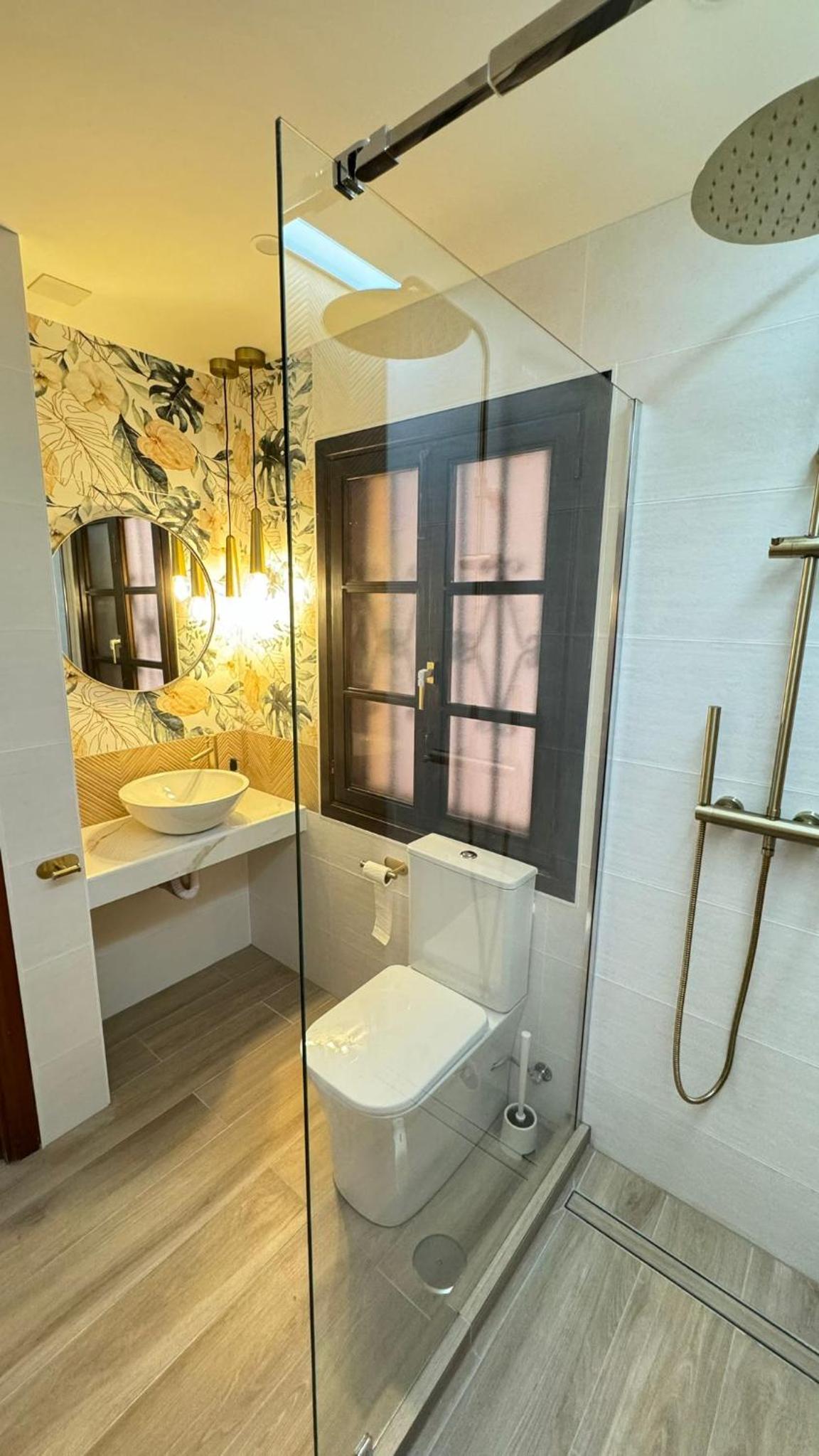 Stylish design w ocean & pool view, King size bed, Wifi,2 Smart Tv, street parking, 2 pools access view 3