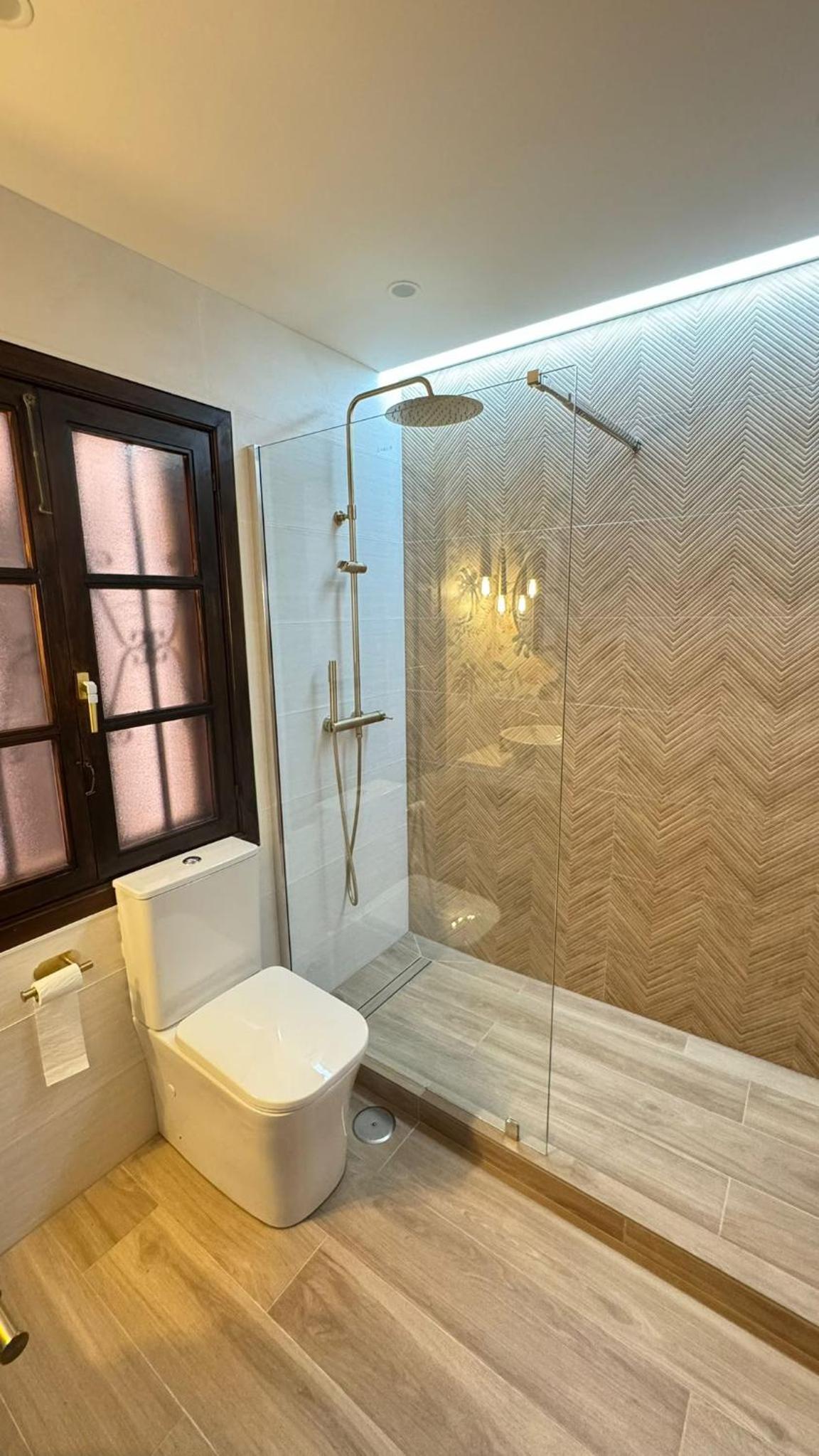 Stylish design w ocean & pool view, King size bed, Wifi,2 Smart Tv, street parking, 2 pools access view 2