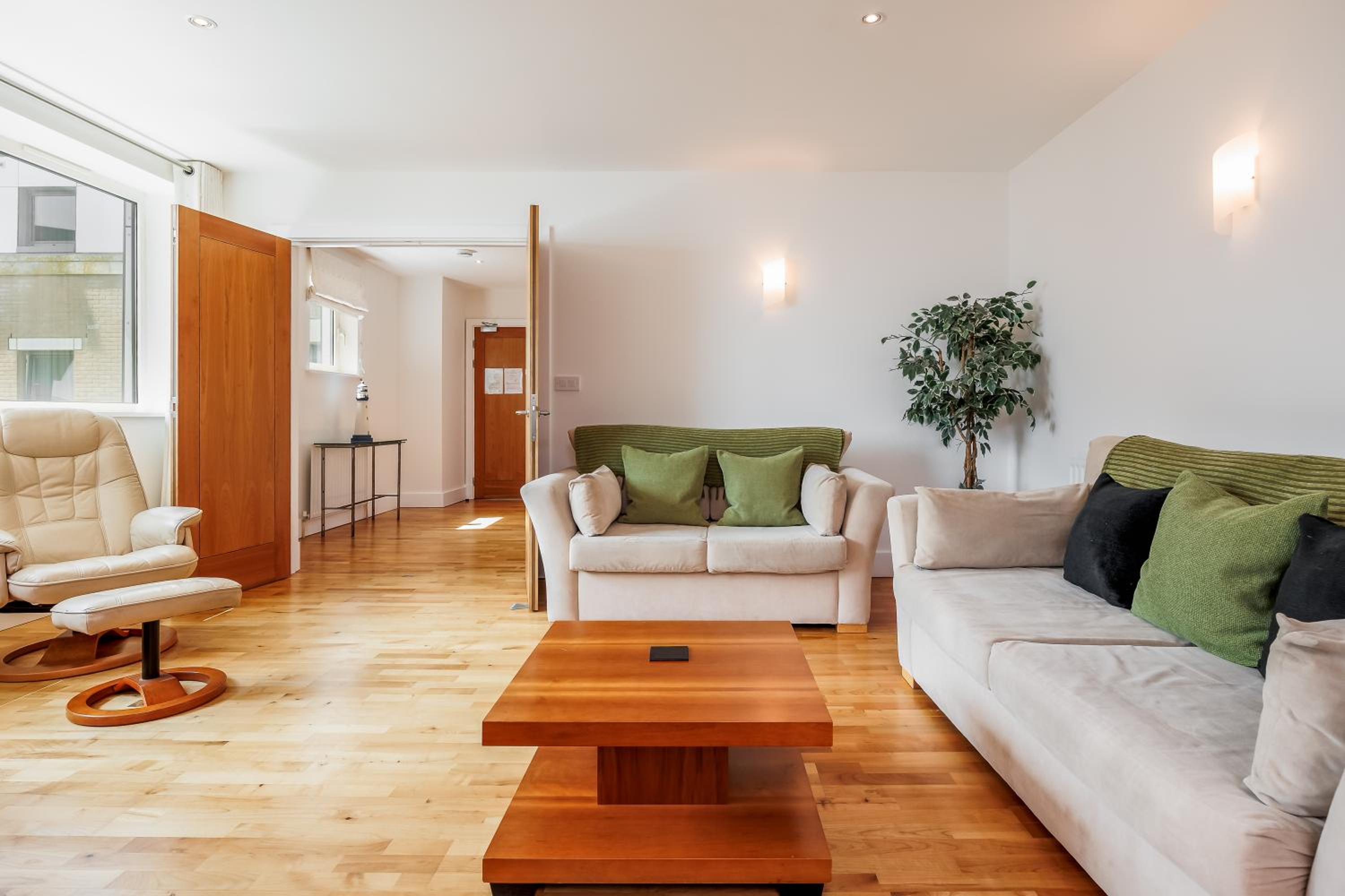 Jeanneau - Prestigious Dolphin Quays apartment on Poole Quay view 2