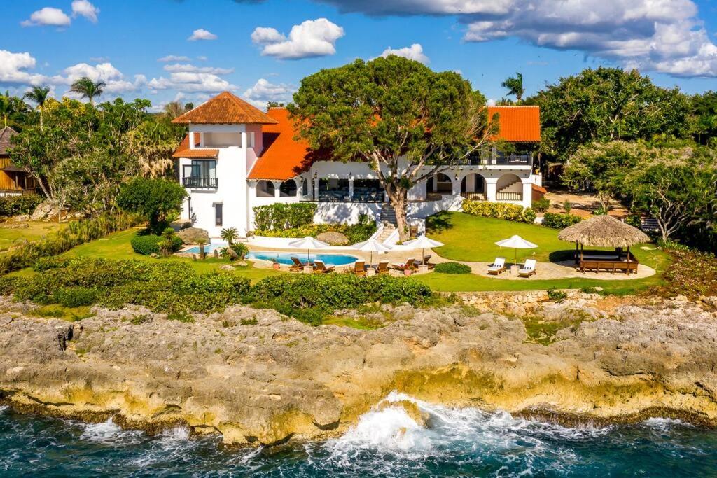 Ocean Front Villa Accommodates 14 Guests With Service view 2