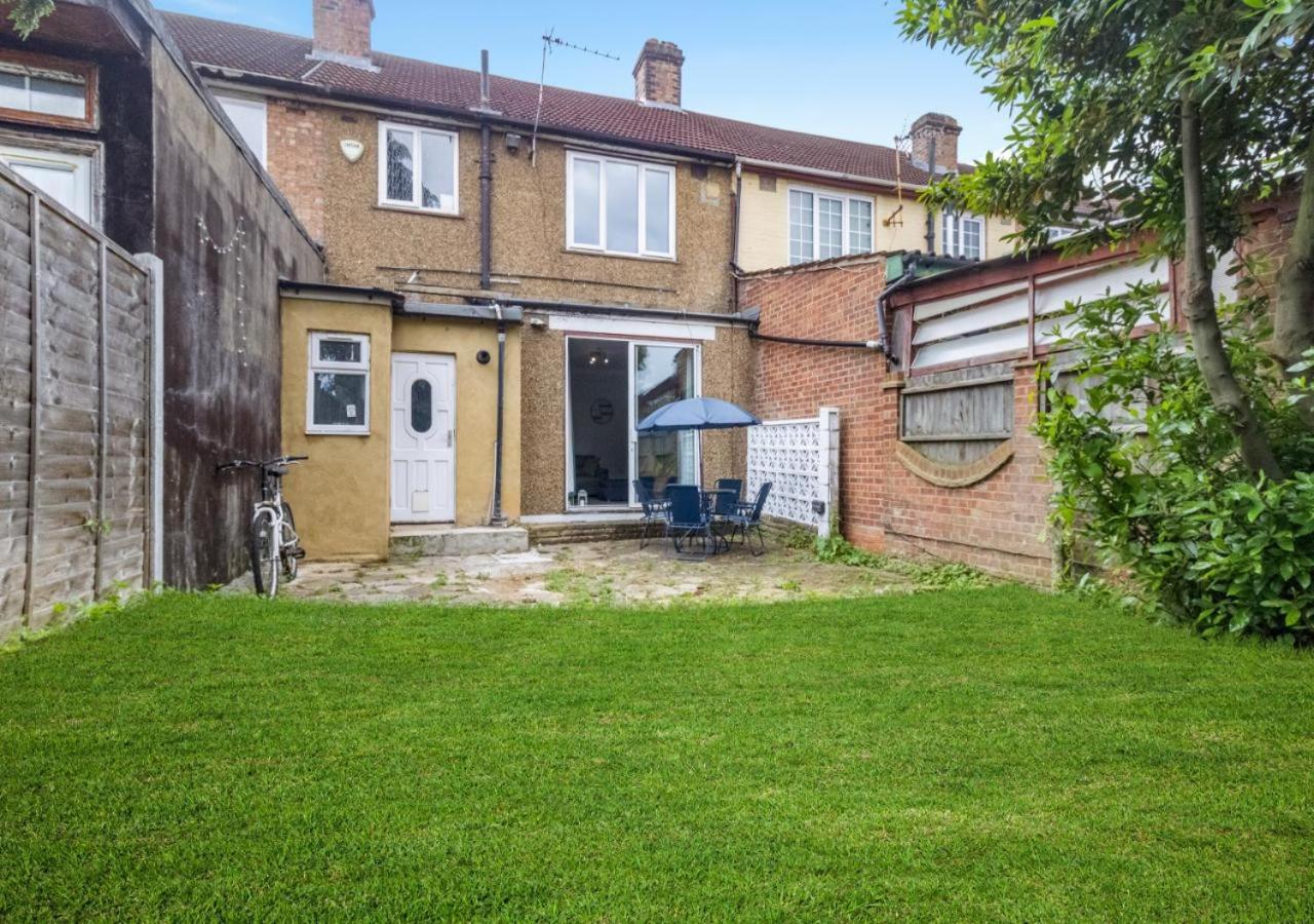 Downshill Way Lovely 4 Bedroom Apartment in London view 5