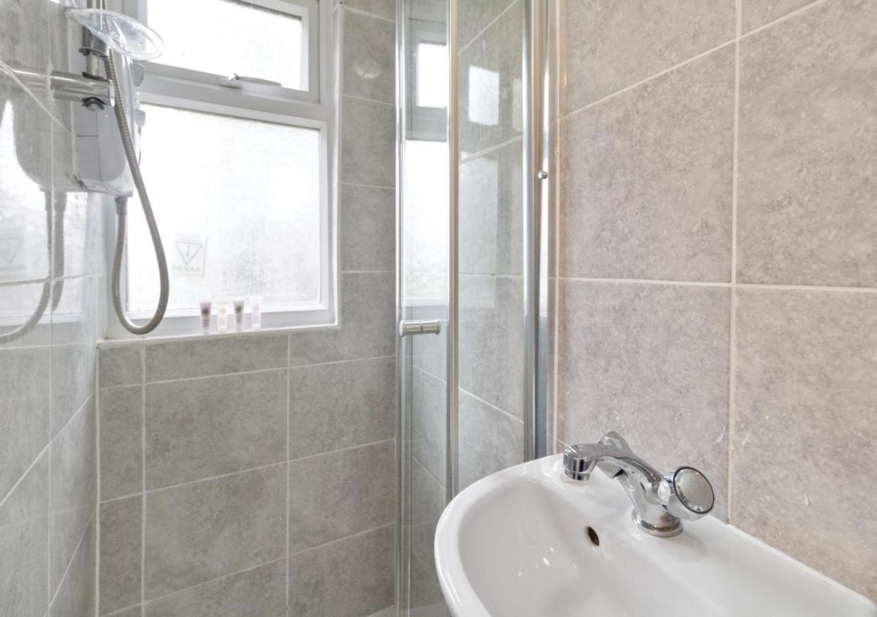 Downshill Way Lovely 4 Bedroom Apartment in London view 4