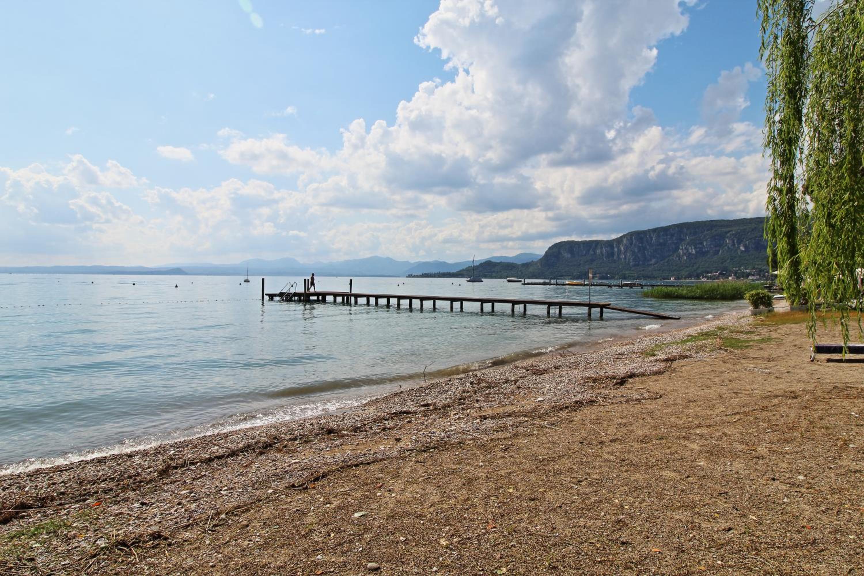 Appartamento con spiaggia privata vista lago nuovissimo view 2