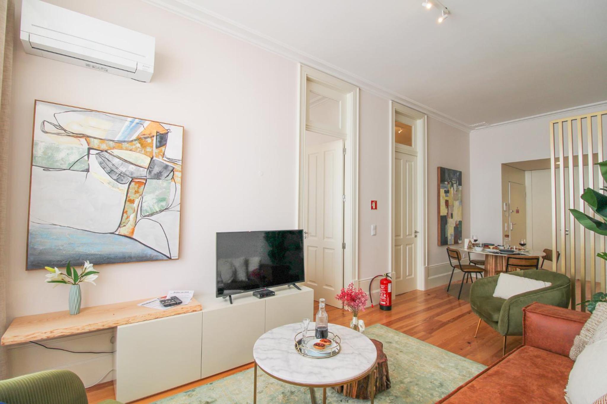 Luxurious Flat in City Center by LovelyStay view 2