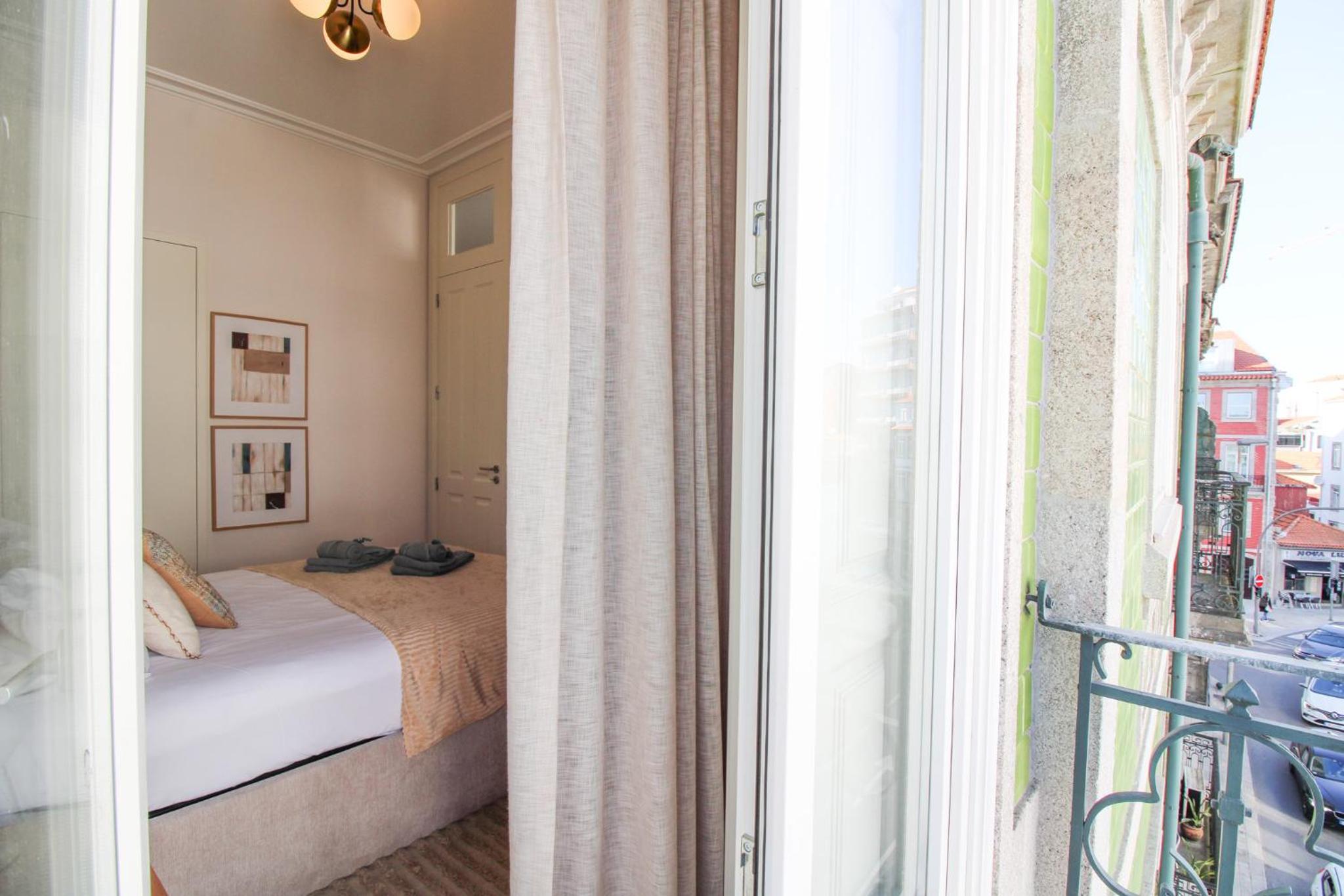 Luxurious Flat in City Center by LovelyStay view 3