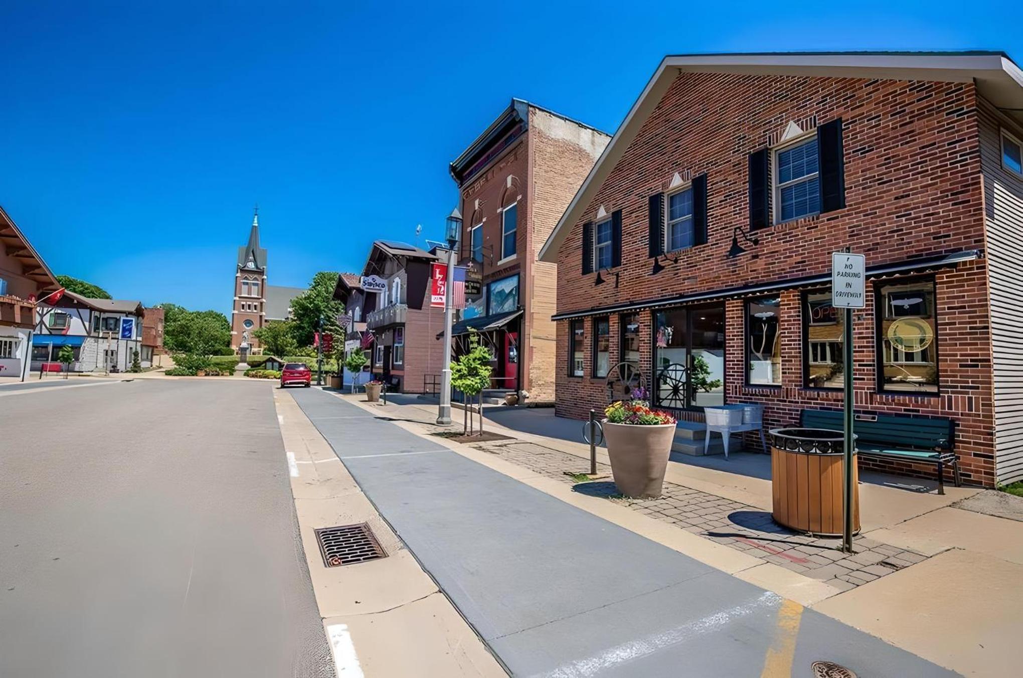 Spacious, Pet Friendly, in the Heart of Downtown view 2