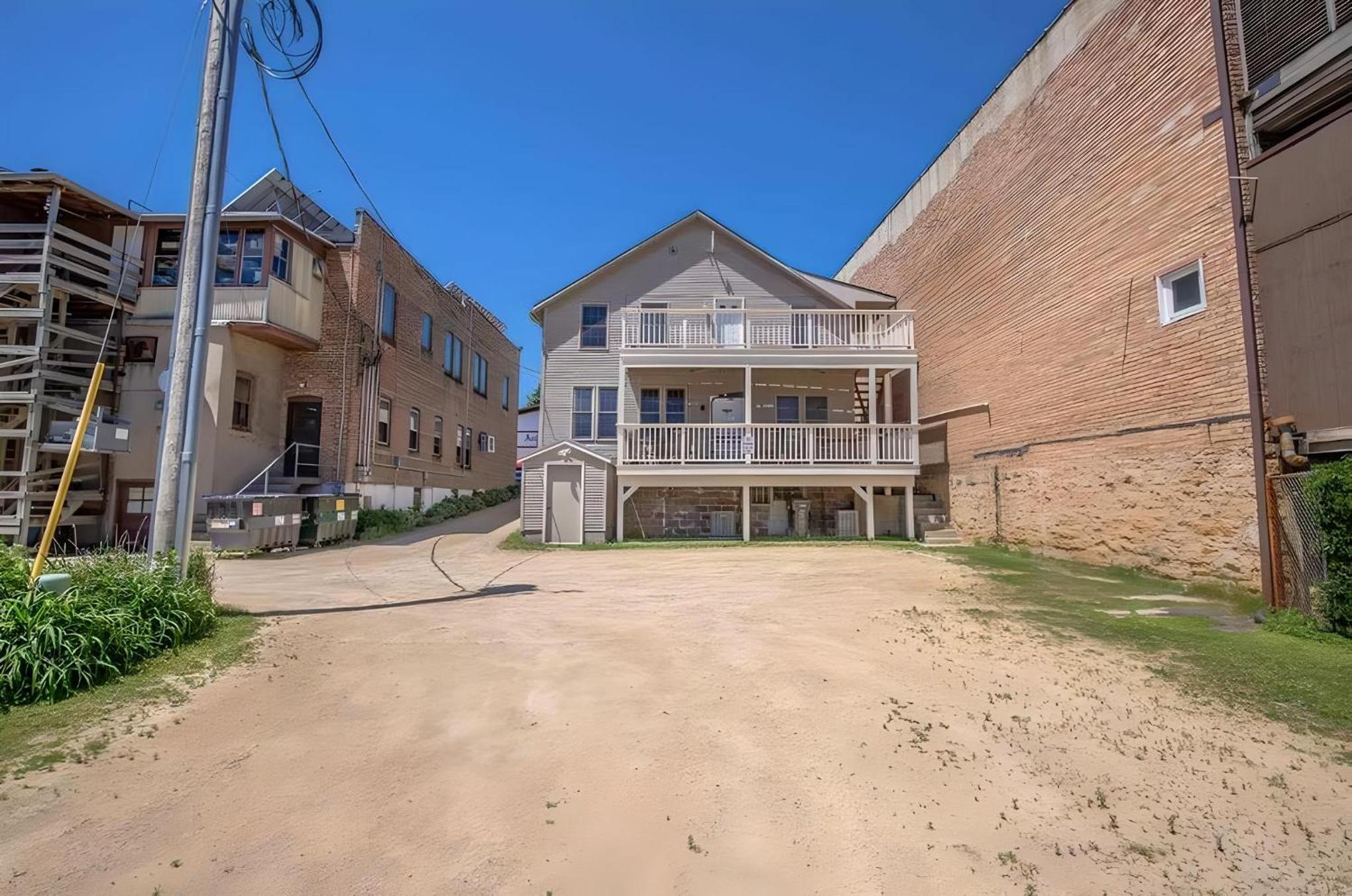 Spacious, Pet Friendly, in the Heart of Downtown view 4