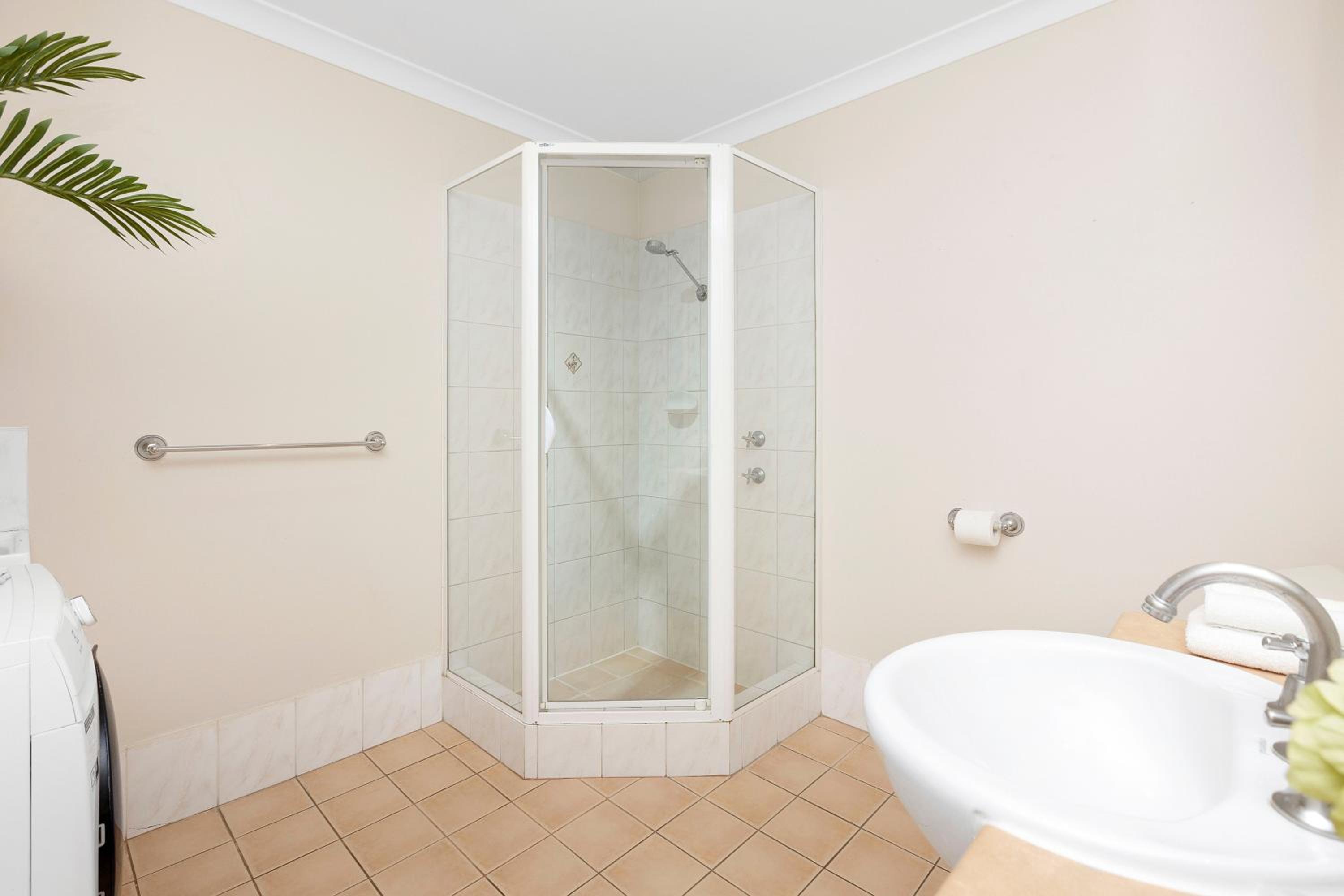 Executive Elegance Stylish 1BR Suite on Hay St