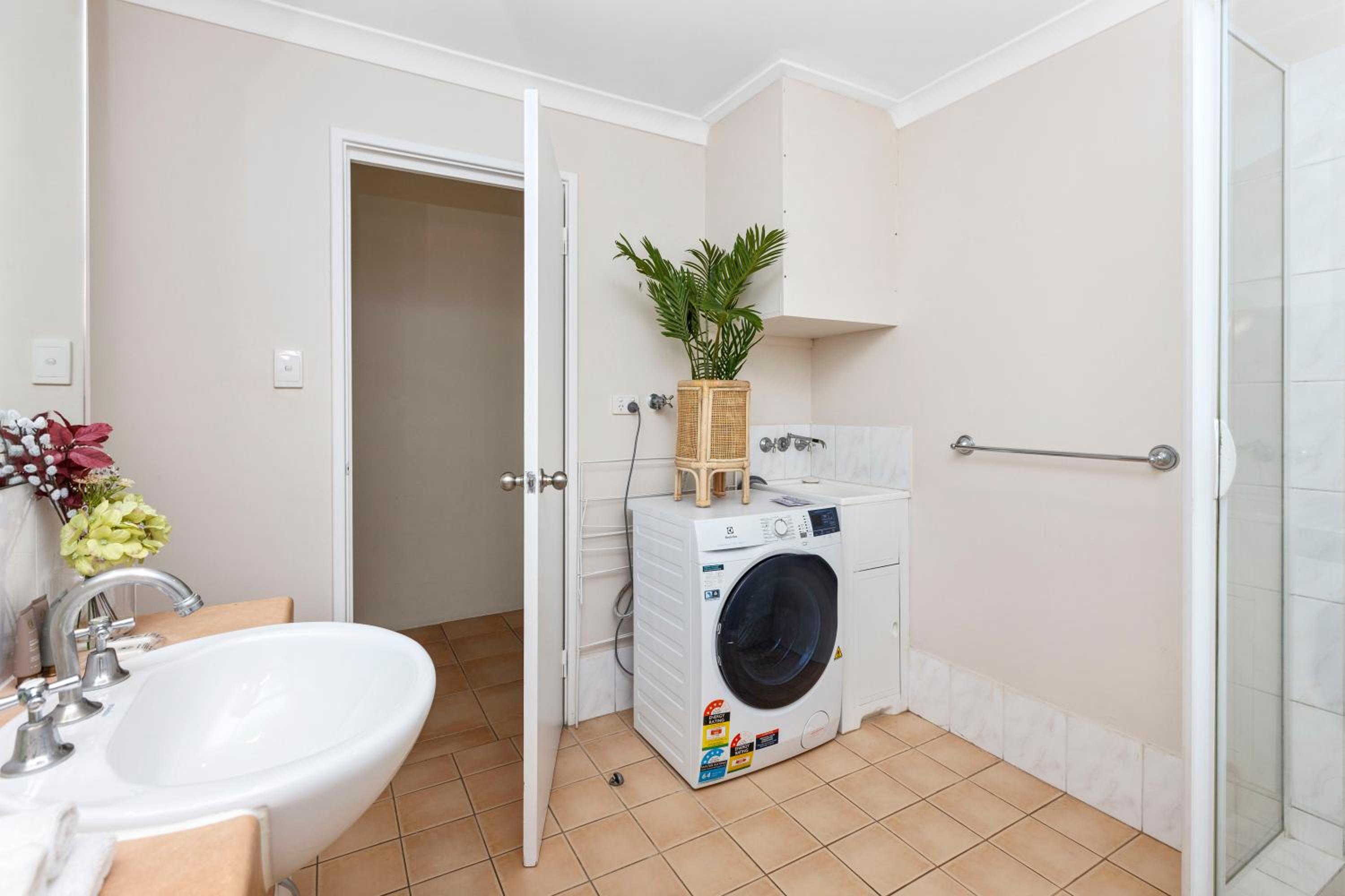 Executive Elegance Stylish 1BR Suite on Hay St