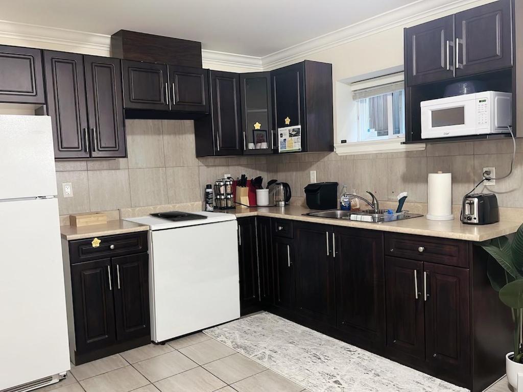 Tina House - Near Skytrain Metrotown - Image 4