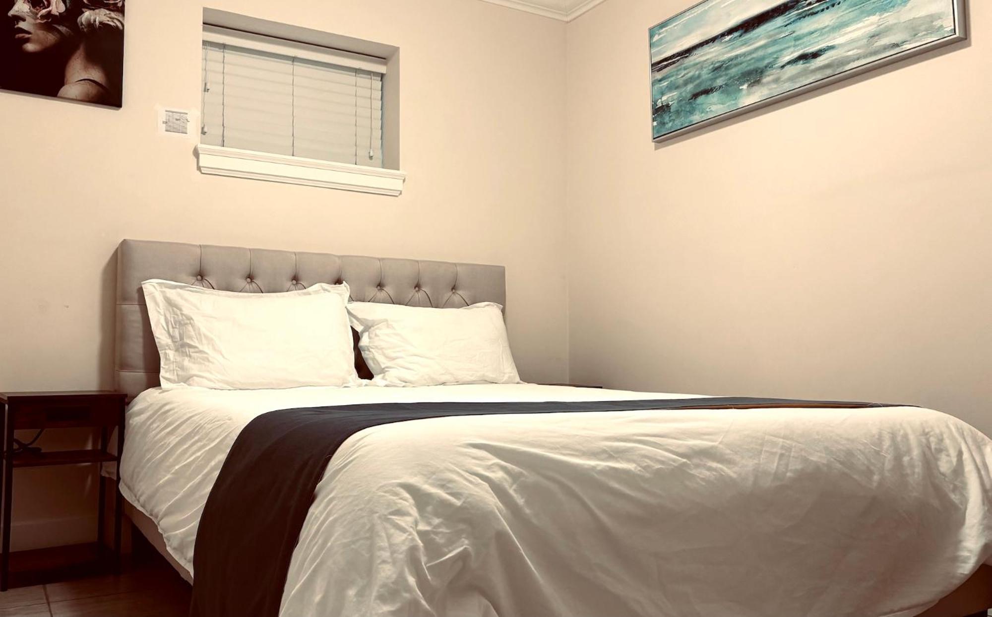 Near Skytrain Metrotown Private Entry 3min walk to grocery food