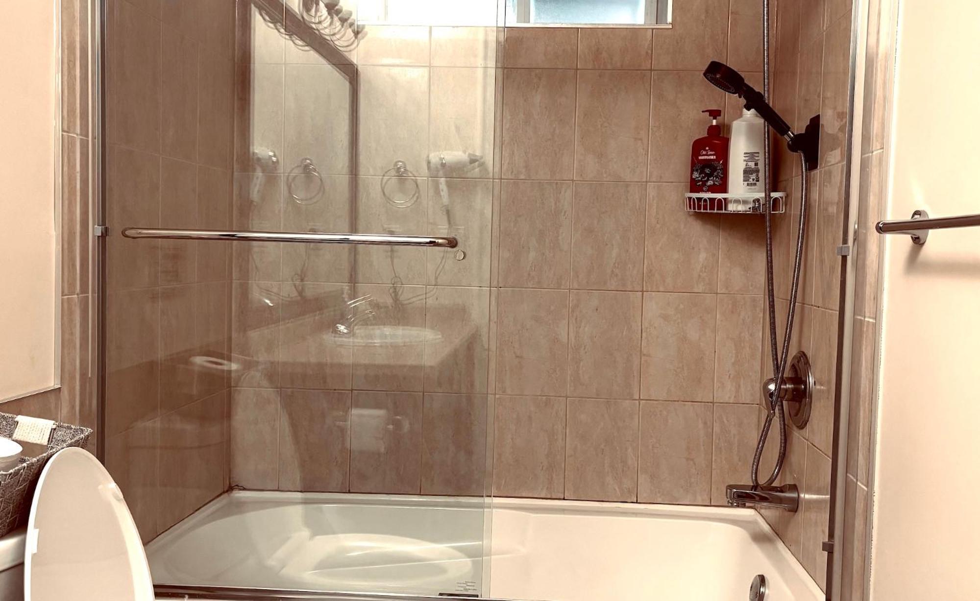 Near Skytrain Metrotown Private Entry 3min walk to grocery food