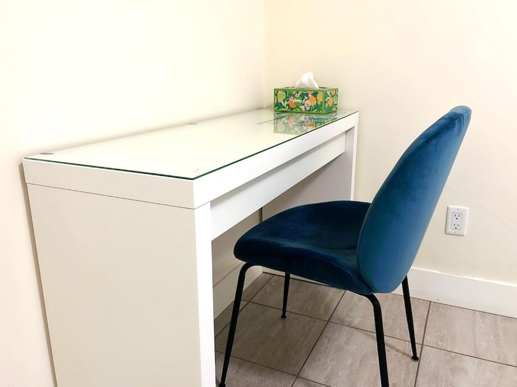 Near Skytrain Metrotown Private Entry 3min walk to grocery food