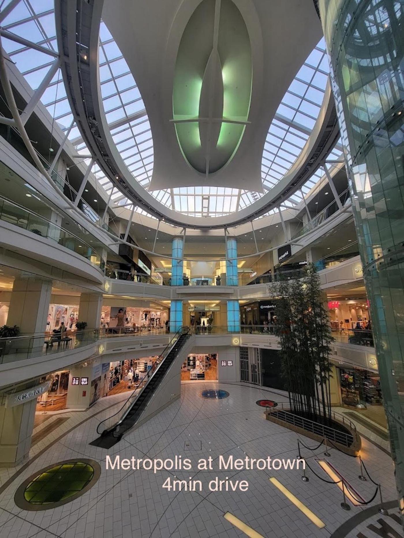 Near Skytrain Metrotown Private Entry 3min walk to grocery food