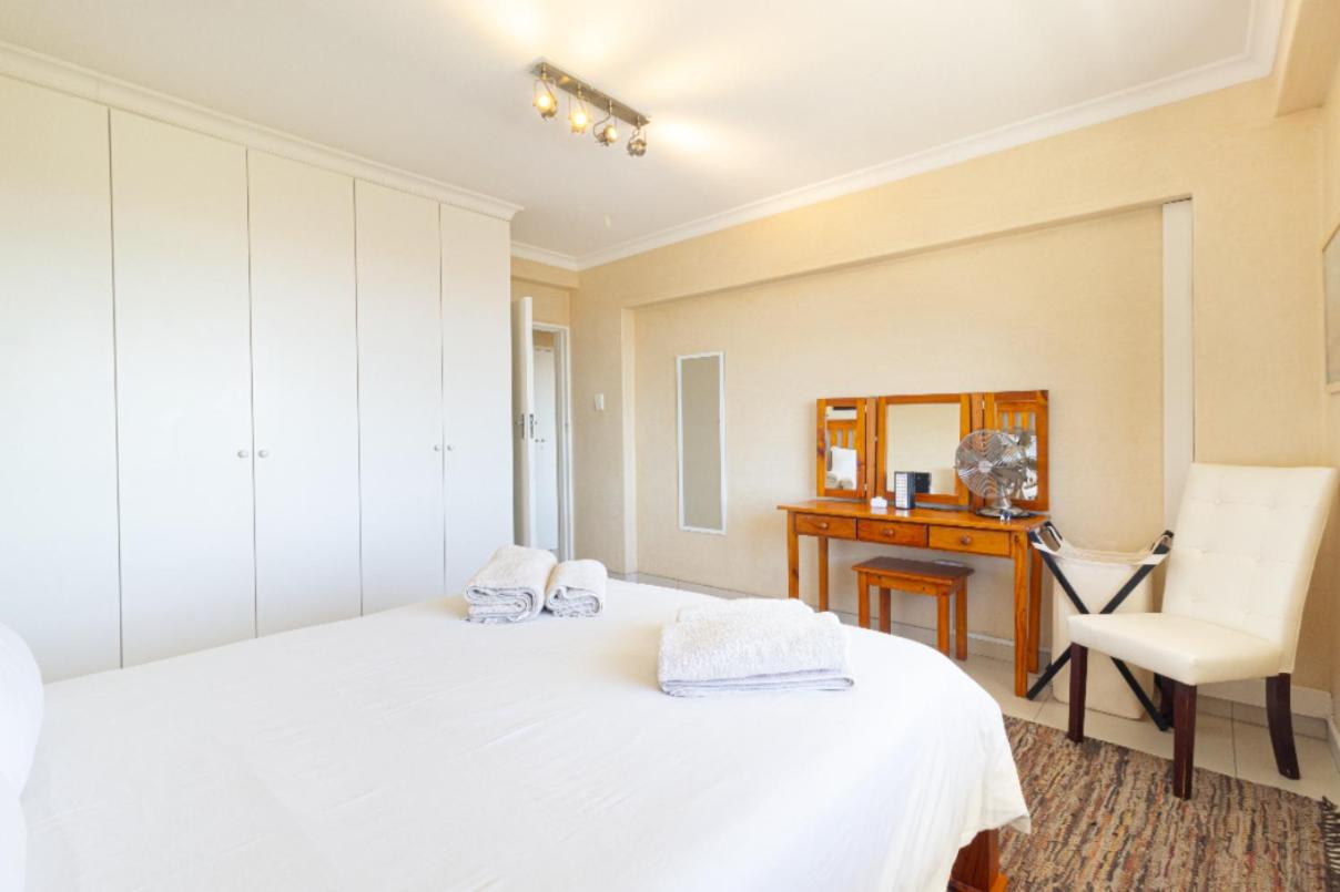 Devonshire 2 Bed apartment Green Point view 4