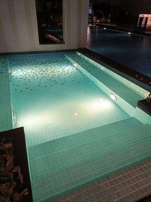 Sky Trees 2 Guests with Nflix Private Car Park High Floor B22B
