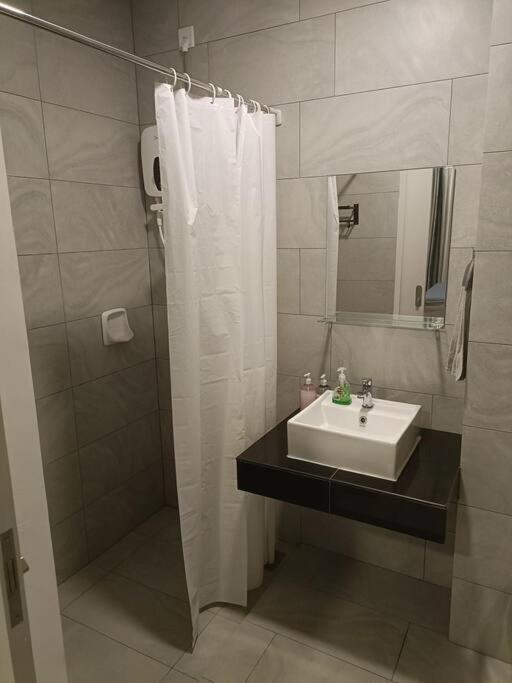 Sky Trees 2 Guests with Nflix Private Car Park High Floor B22B
