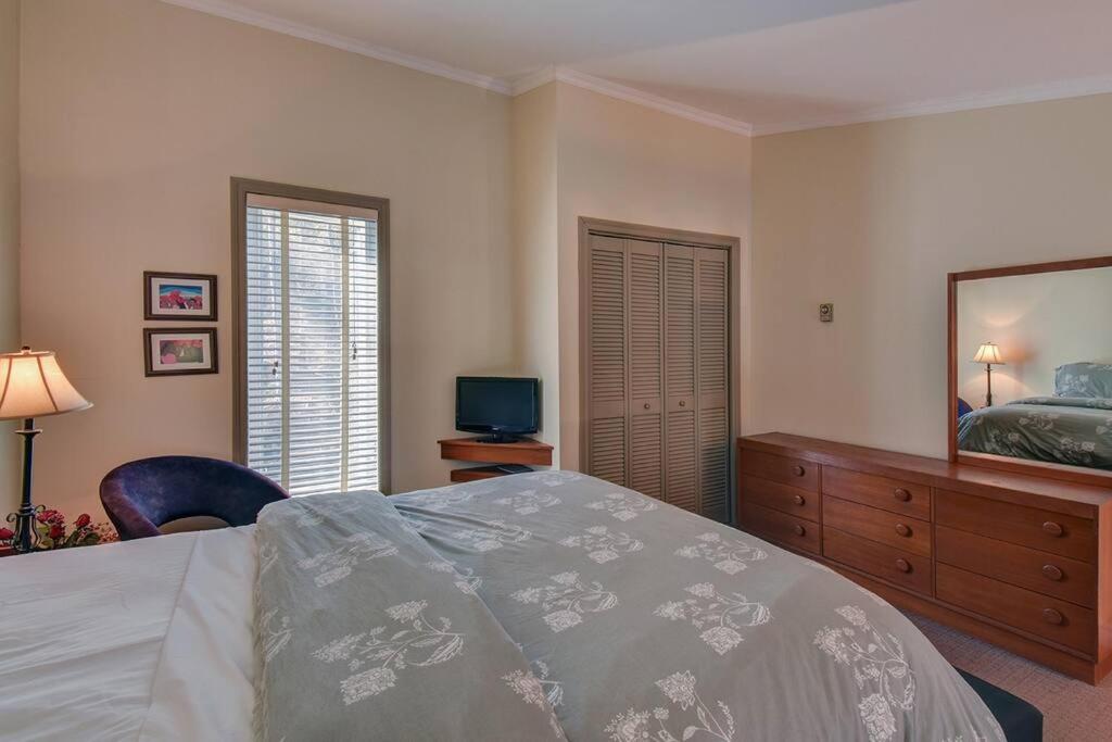 Charming Tremblant 1 Bedroom with Pool and Hot Tub