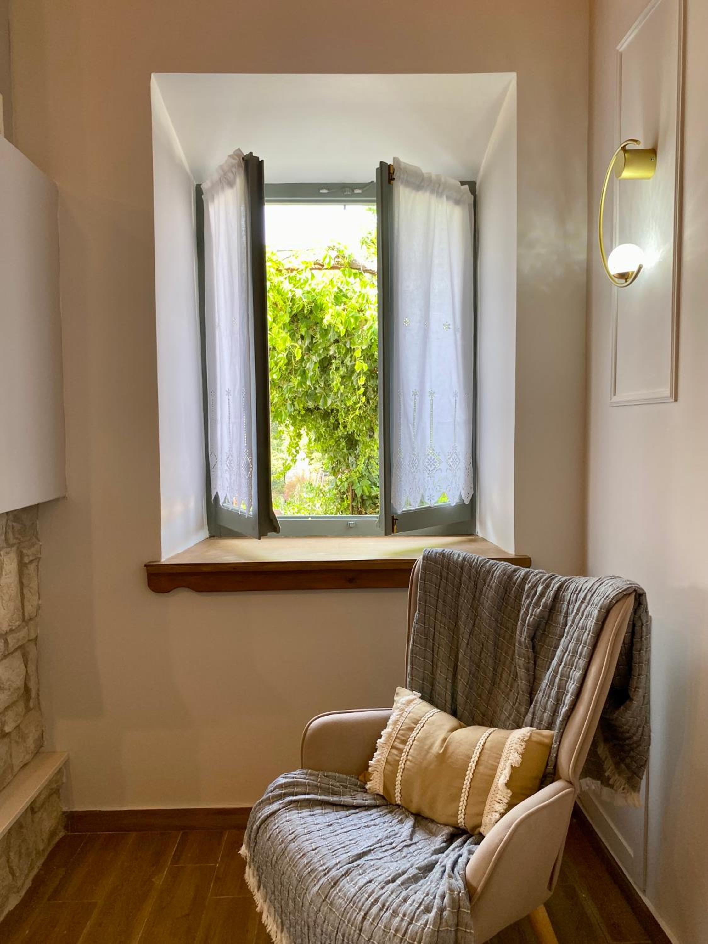 Oneiropetra Luxury House