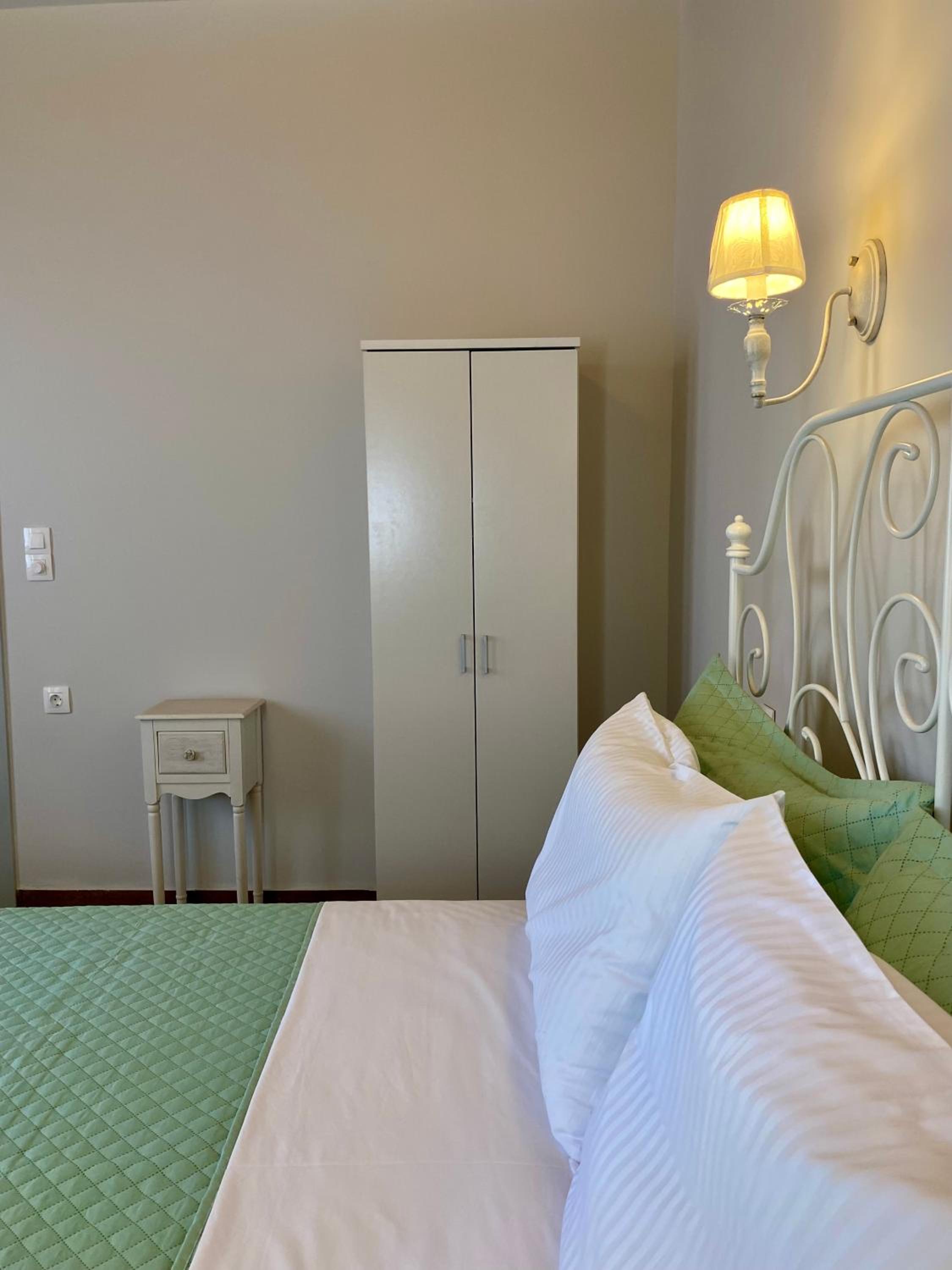 Oneiropetra Luxury House
