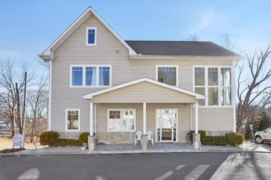 Cozy 1 BR Apt Kitchen Central Danbury view 2