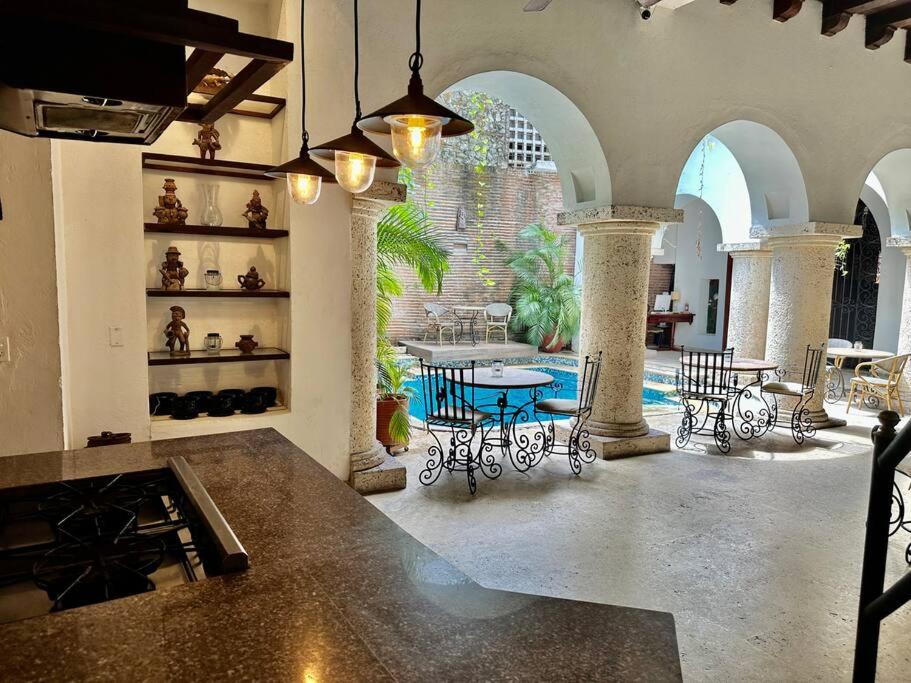 Mansión con suites, piscina, jacuzzi y rooftop