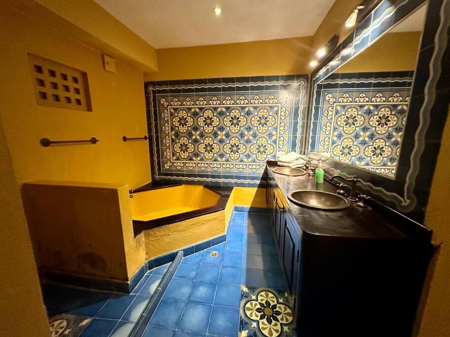 Mansión con suites, piscina, jacuzzi y rooftop