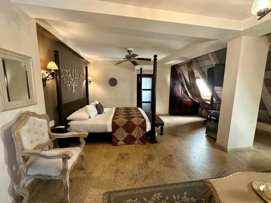 Mansión con suites, piscina, jacuzzi y rooftop