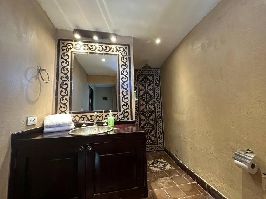 Mansión con suites, piscina, jacuzzi y rooftop