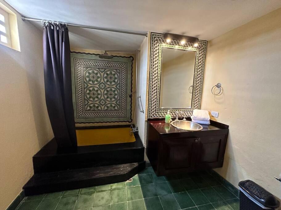 Mansión con suites, piscina, jacuzzi y rooftop