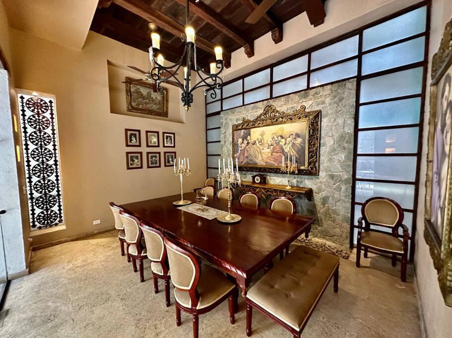 Mansión con suites, piscina, jacuzzi y rooftop
